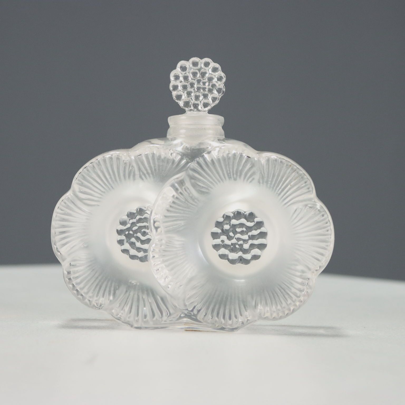 Flacon de parfum Lalique Paris Deux Fleurs France, XXe siècle photo for sale