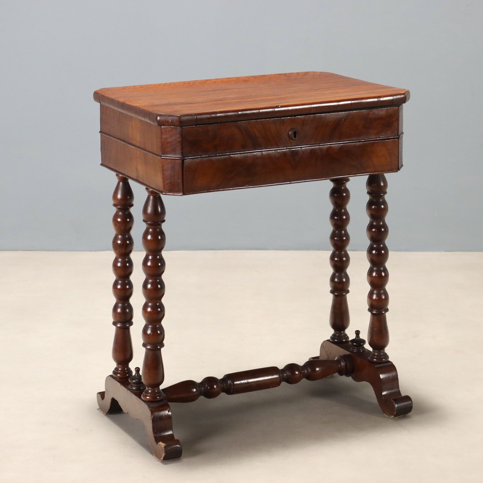 Petite table Louis-Philippe en noyer, Italie, XIXe siècle