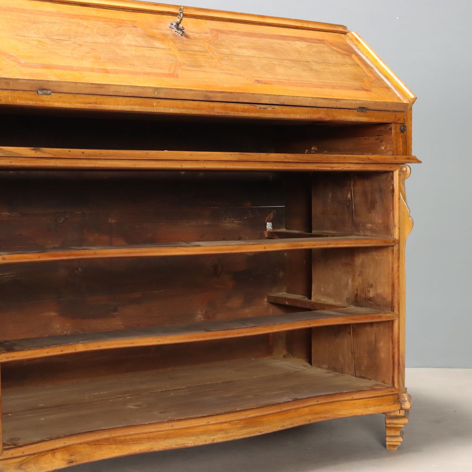 Mobilier Bureau de style noyer avec incrustation de cerisier photo