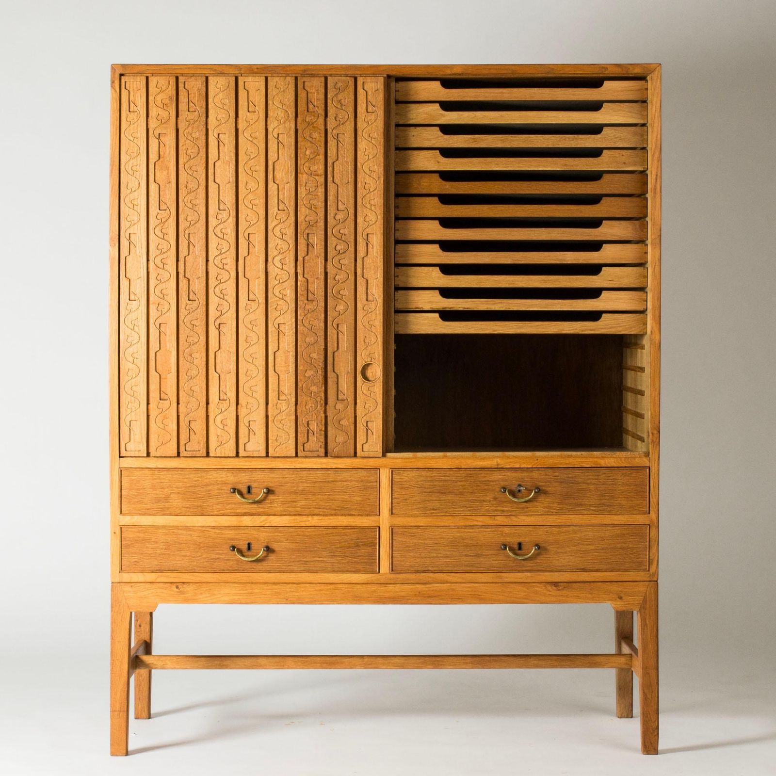 Cabinet scandinave moderne en chêne Hans J. Wegner, Mikael Laursen, Danemark, années 1950 photo vintage