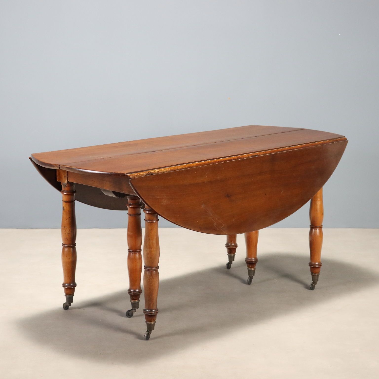 Table d'époque extensible en noyer, Italie, XIXe siècle