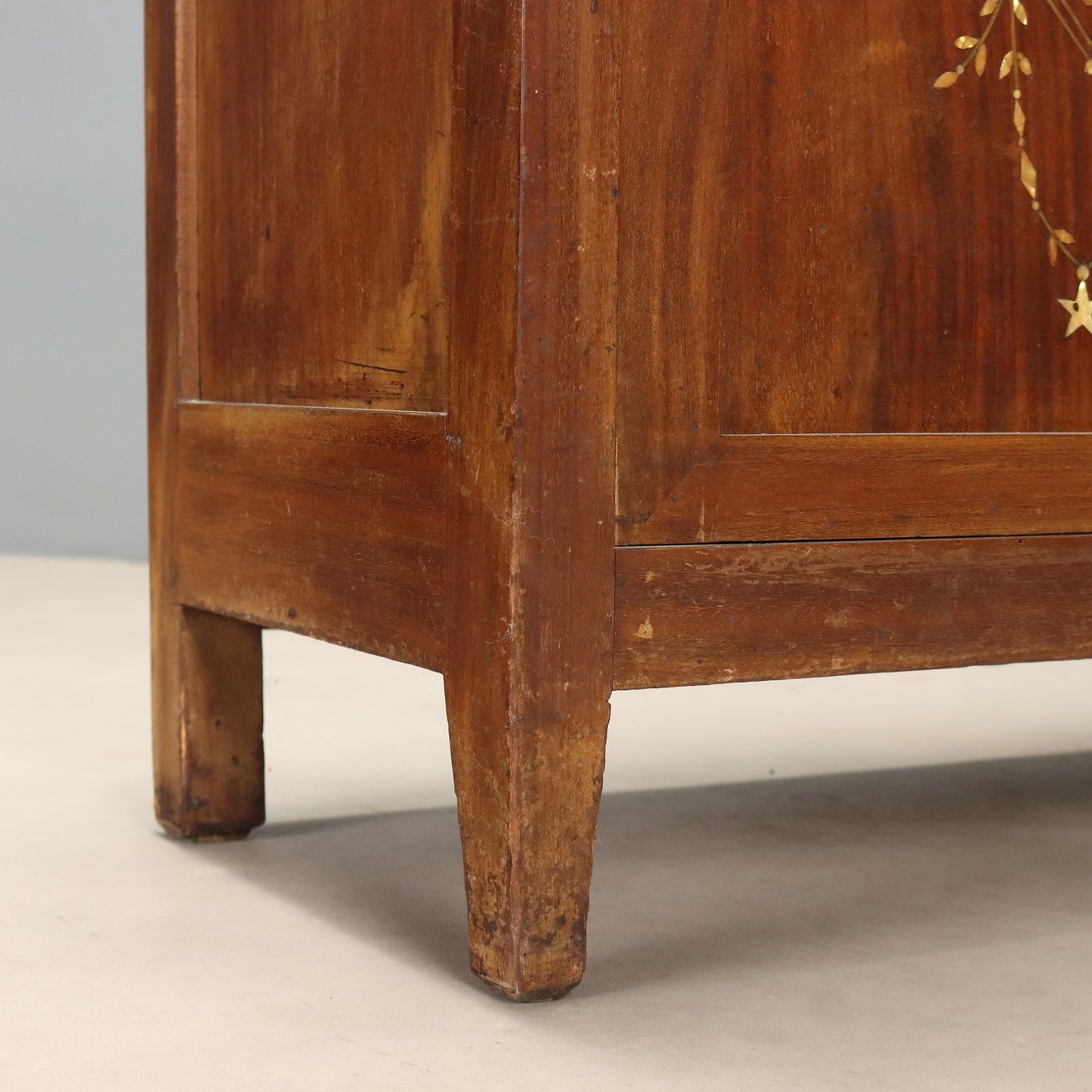 photo furniture Cabinet de bureau en acajou à vitraux
