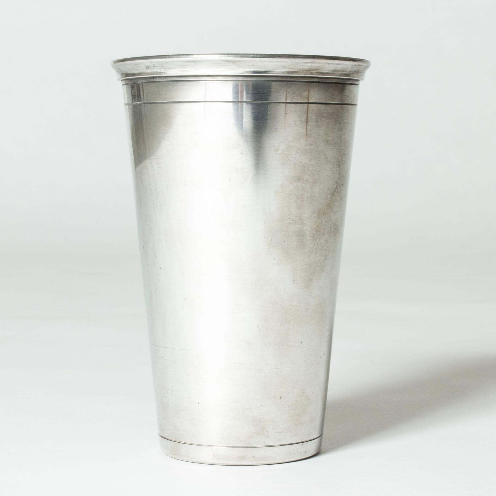 Modernistische tinnen vaas van Svenskt Tenn, Zweden, 1948 photo Woonaccessoires