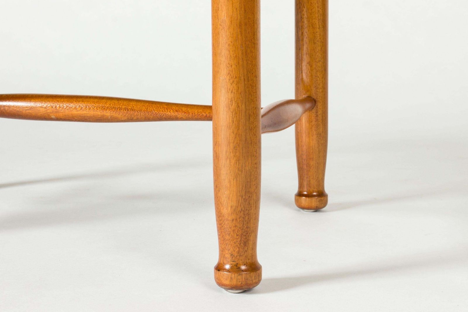 photo furniture Tabourets mid-century modern en cuir, Josef Frank pour Svenskt Tenn, Suède, années 1950