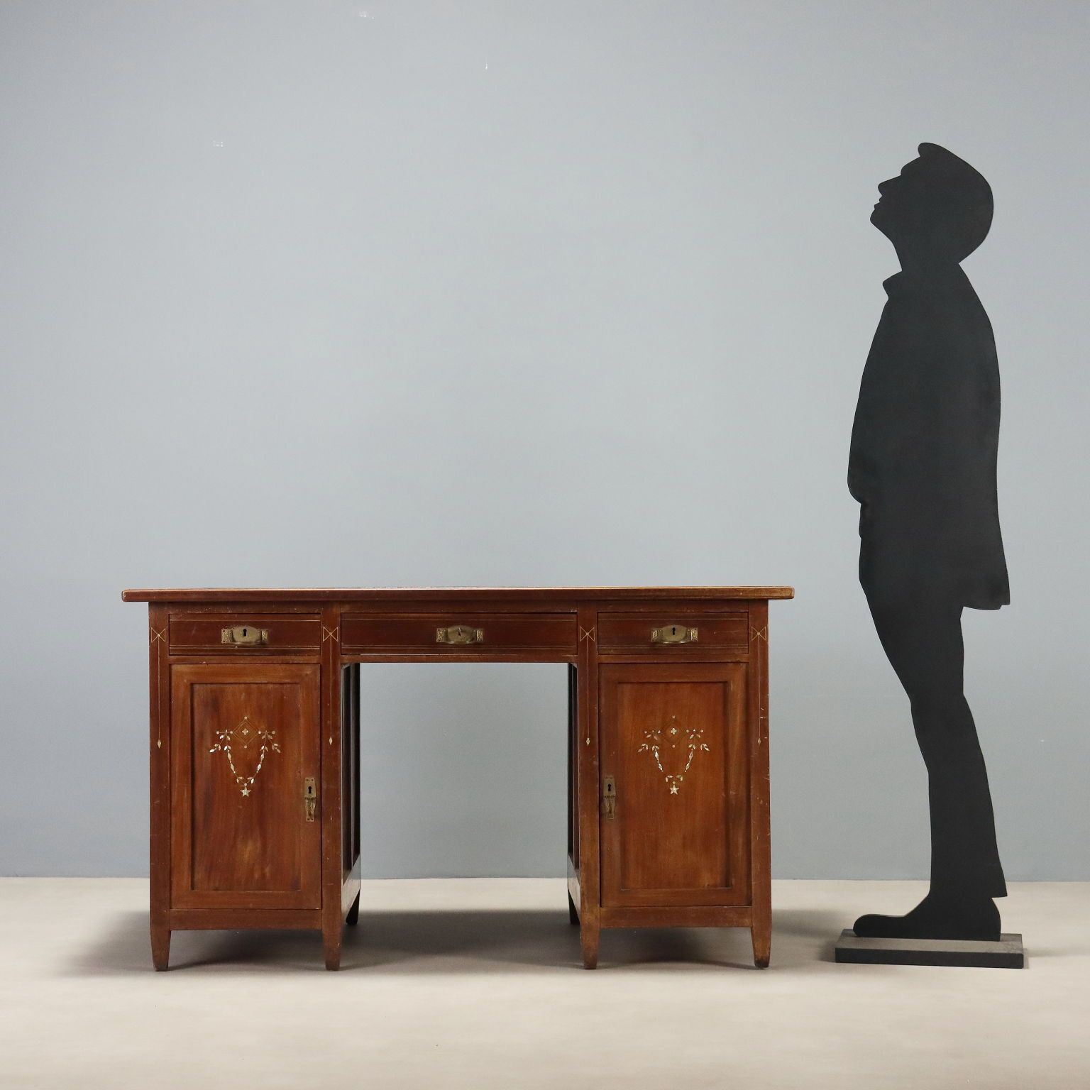 Bureau Liberty en acajou, cuir et incrustations photo furniture