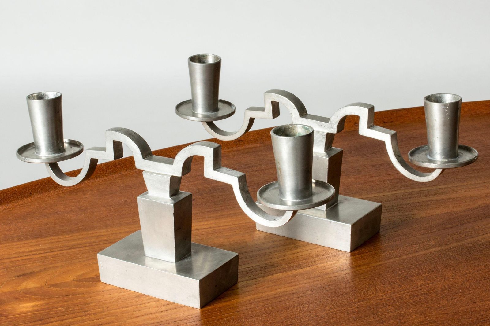 Modernistische tinnen kandelaars van Nils Fougstedt voor Svenskt Tenn, Zweden, 1932 photo vinterior