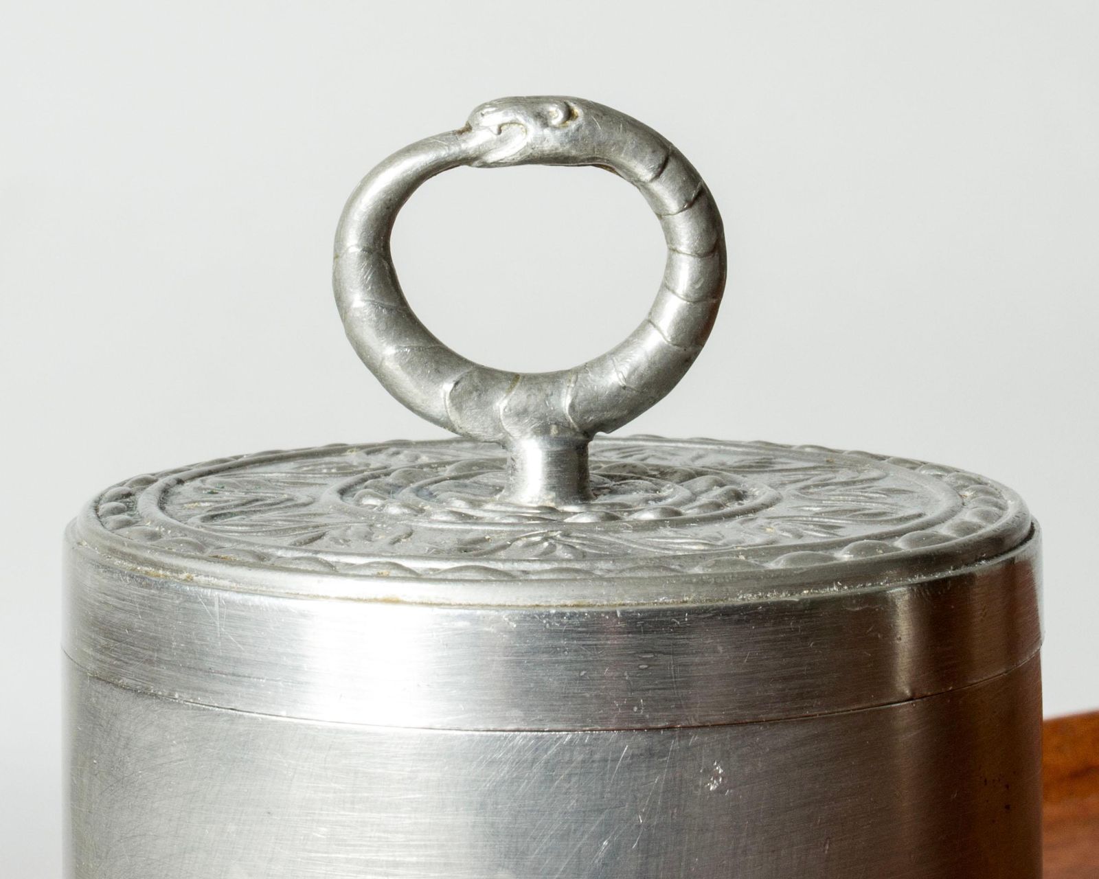 Mid-century Scandinaviaans tinnen pot van Svenskt Tenn, Zweden, 1944 photo Woonaccessoires