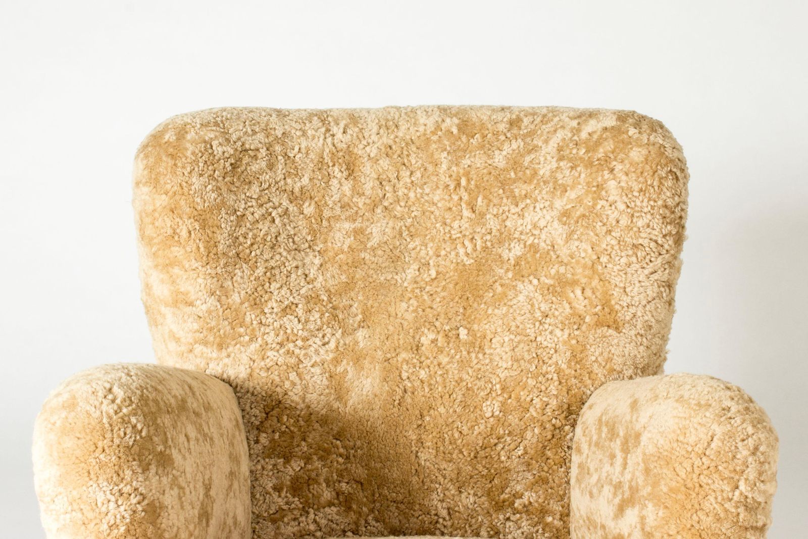 Mid-century Modern Sheepskin Lounge Chairs, Denmark, jaren 1930 photo Meubels