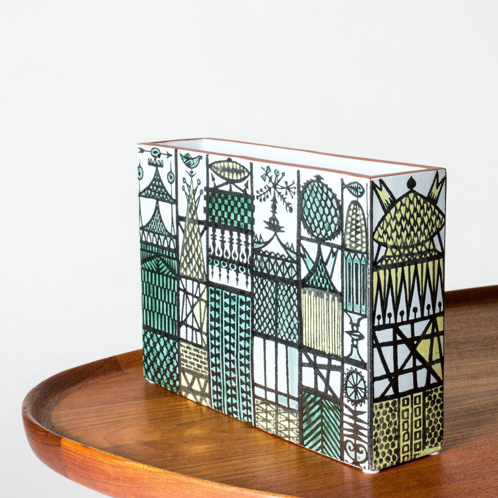 "Karneval" faience vaas van Stig Lindberg, Gustavsberg, Zweden, ca. jaren 1950 photo furniture
