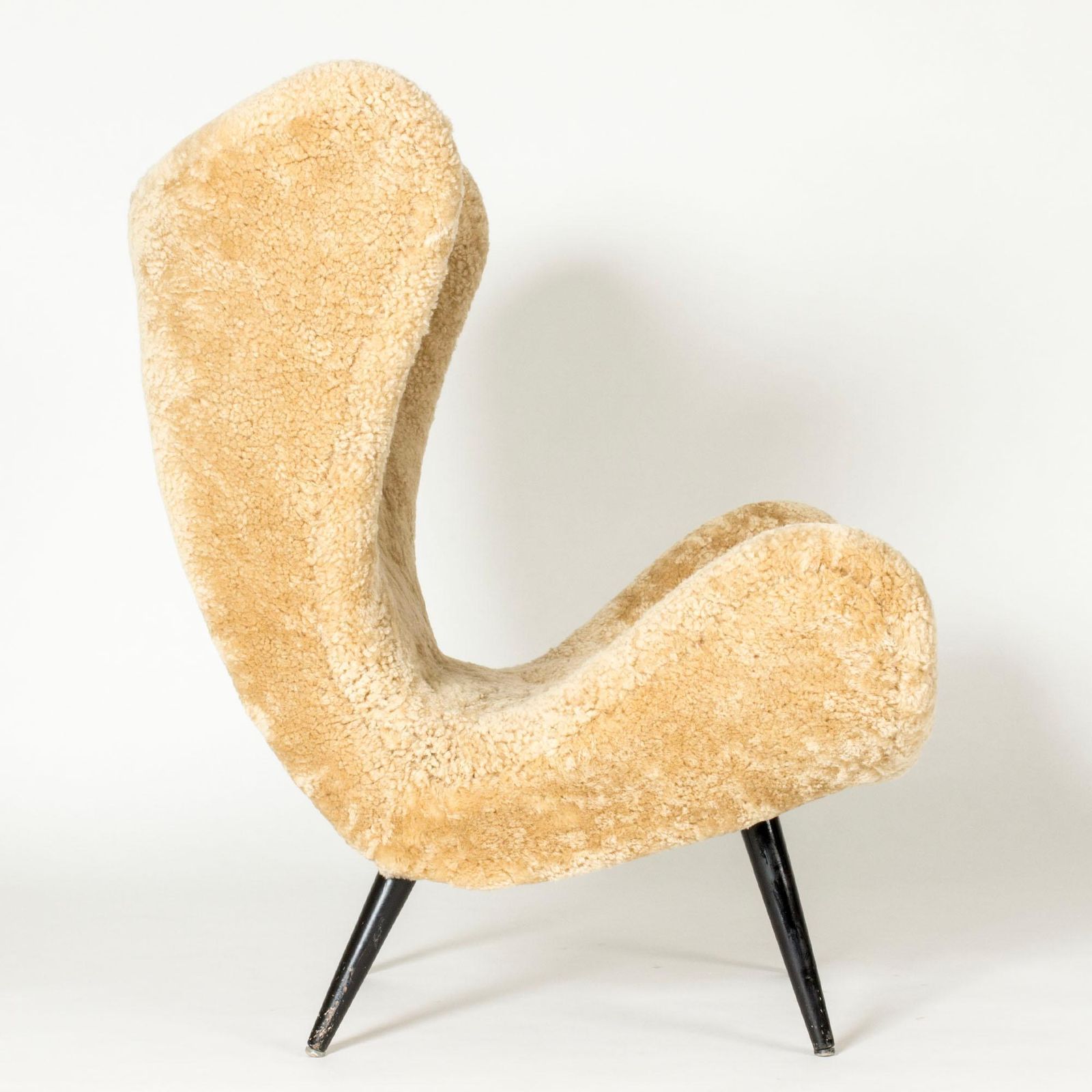 Fauteuil scandinave moderne en peau de mouton, pieds en bois, années 1950 photo for sale