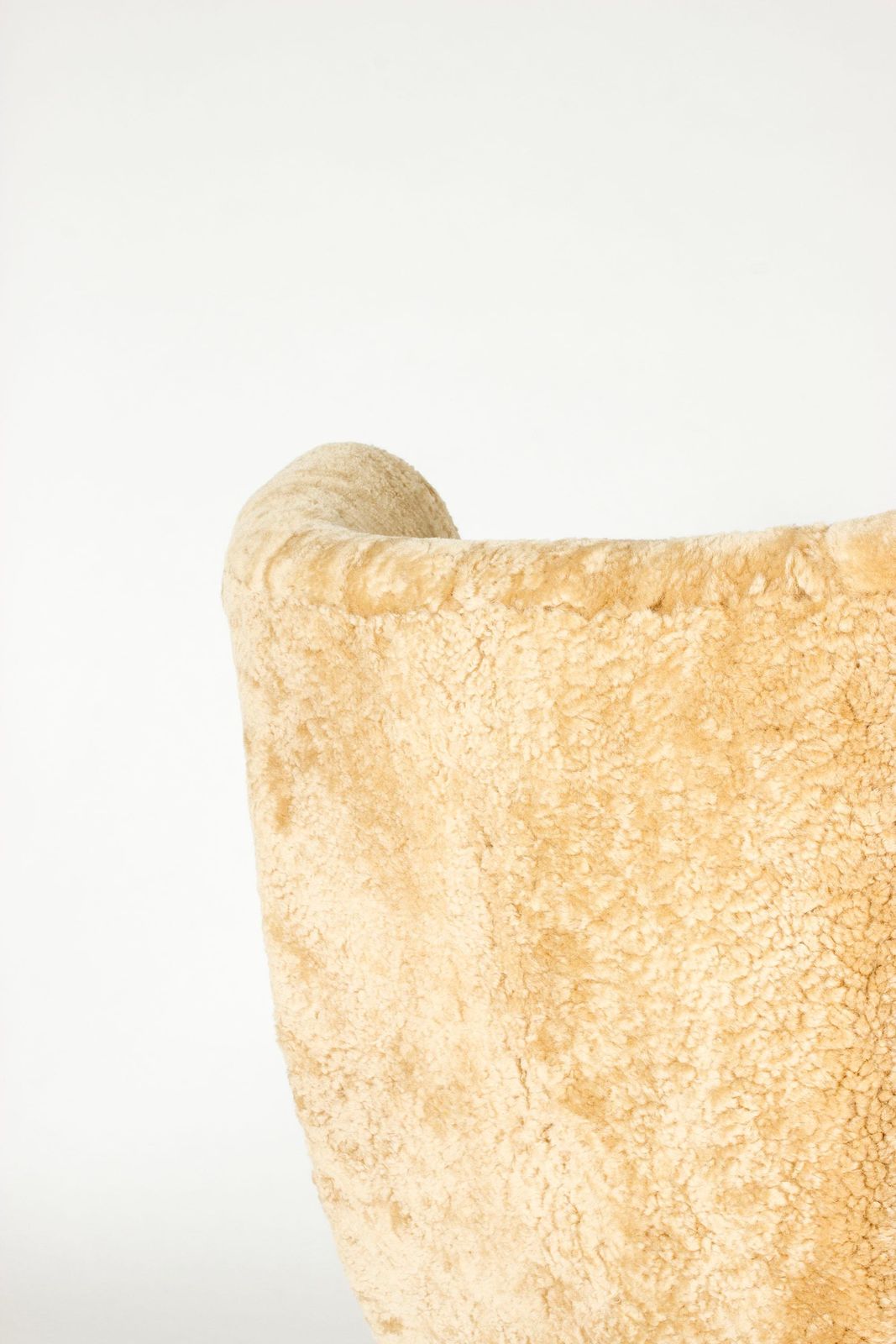 Fauteuil scandinave moderne en peau de mouton, pieds en bois, années 1950 photo vinterior
