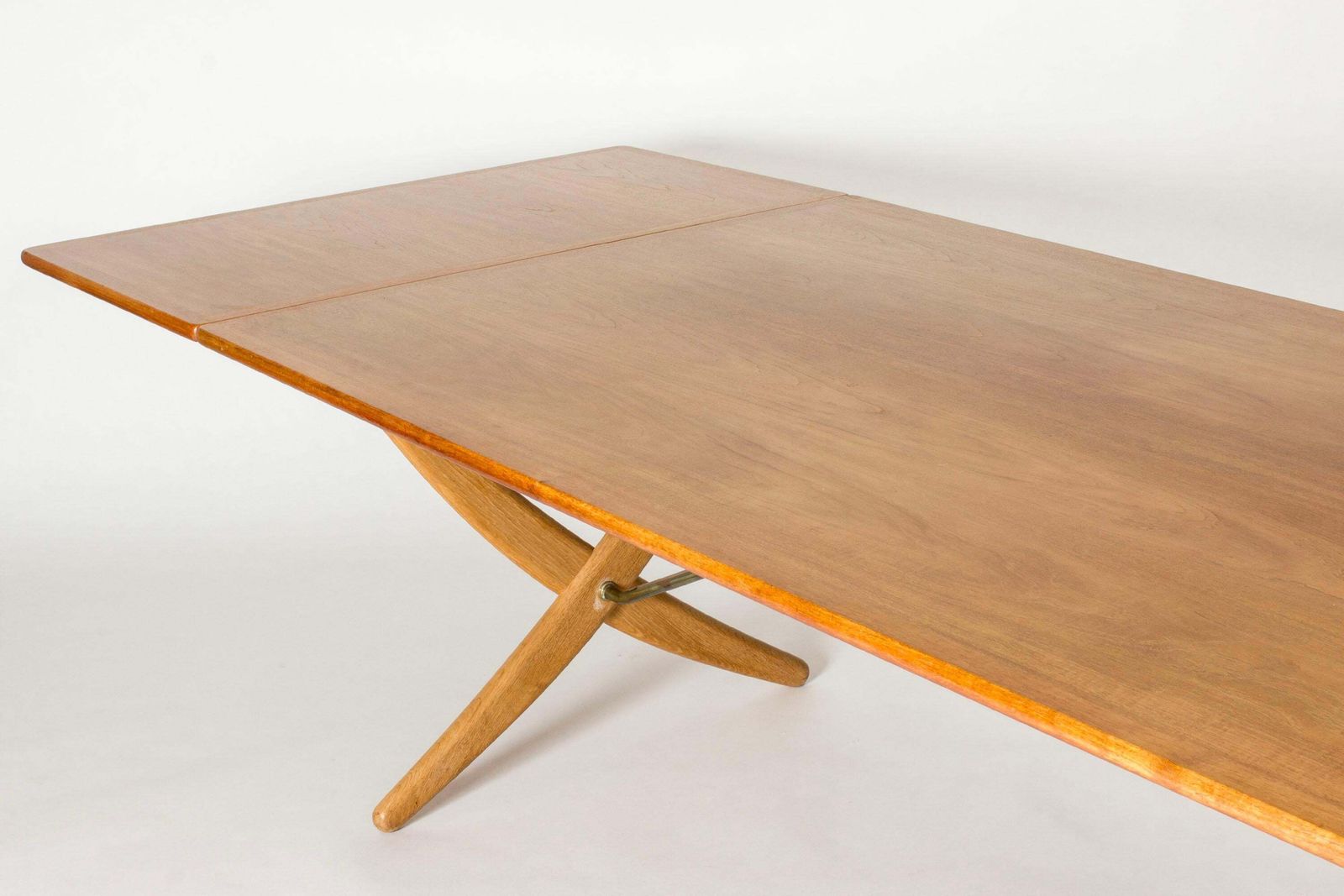 photo furniture Mid-century "Sabre Leg" Dining Table van Hans J. Wegner, Denemarken, jaren 1960