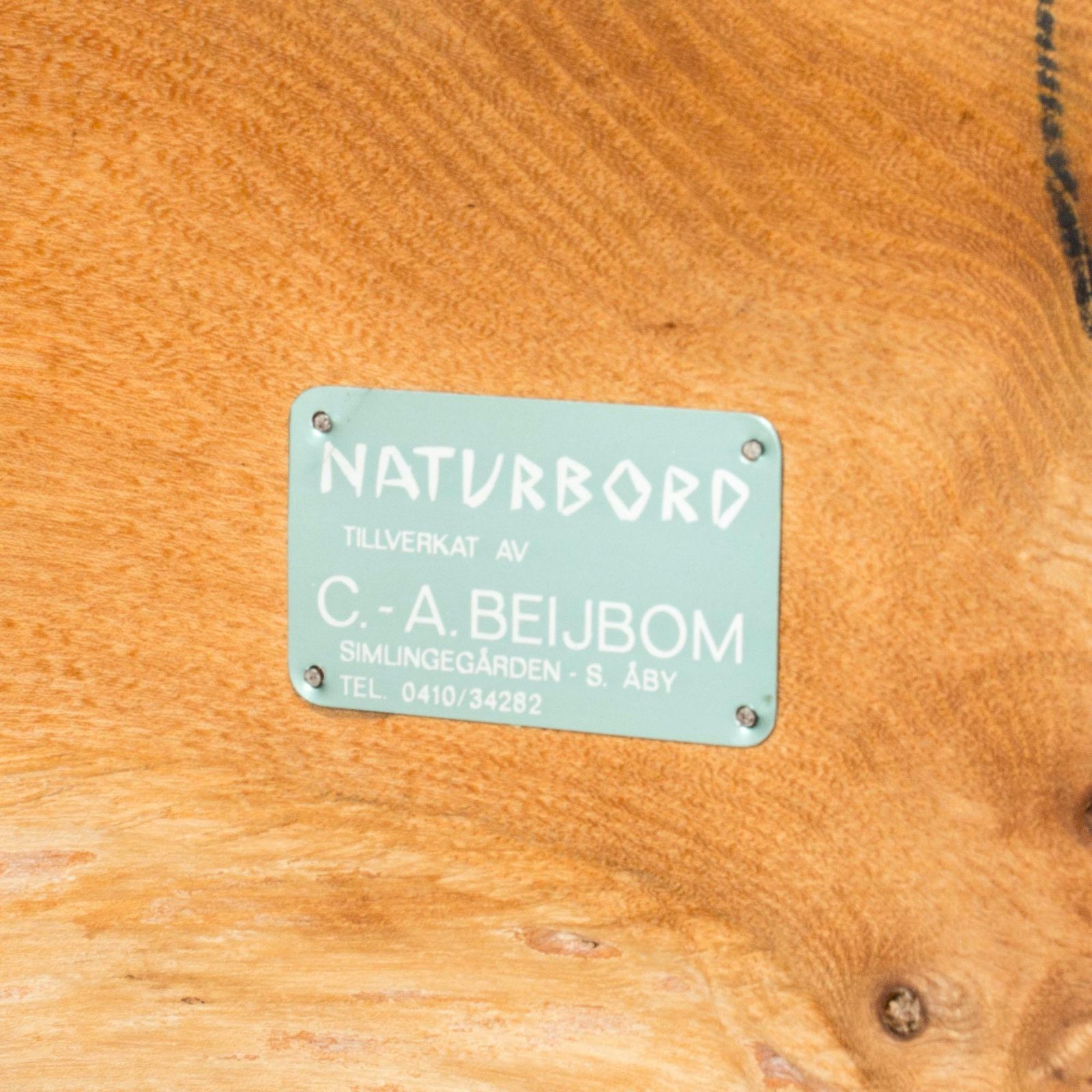 photo furniture Organische salontafel met live edge in iepenhout, Carl Axel Beijbom, Zweden, 1967