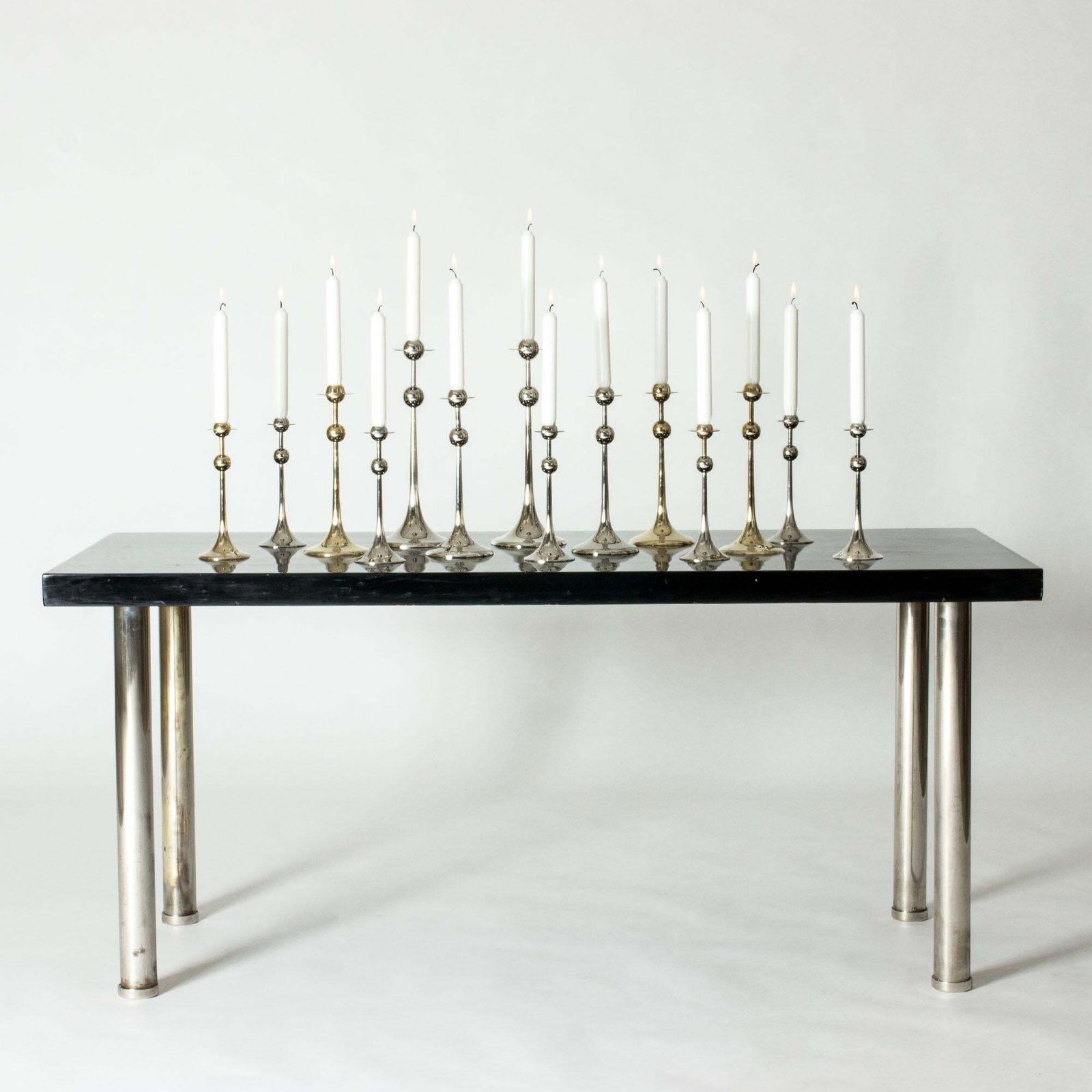 photo furniture Ensemble mid-century de 14 bougeoirs en laiton argenté « Saturnus » par Kjell Engman, Suède, 1979