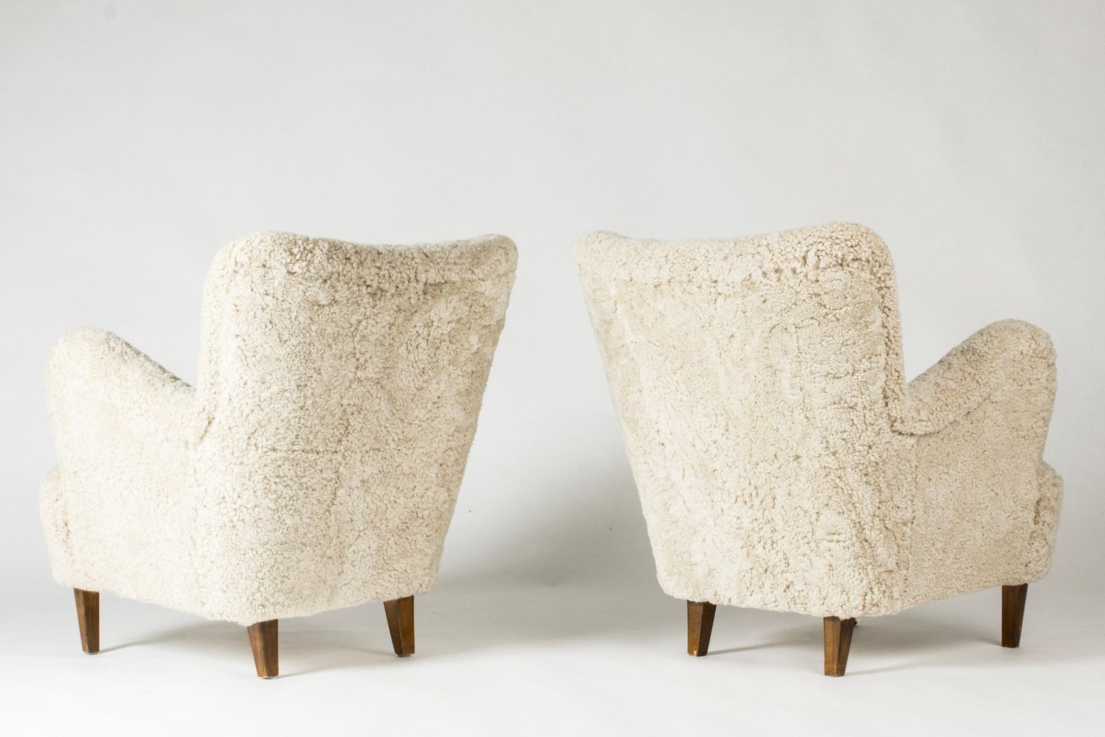 Fauteuils lounge mid-century modern en peau de mouton, Suède, années 1940 photo for sale