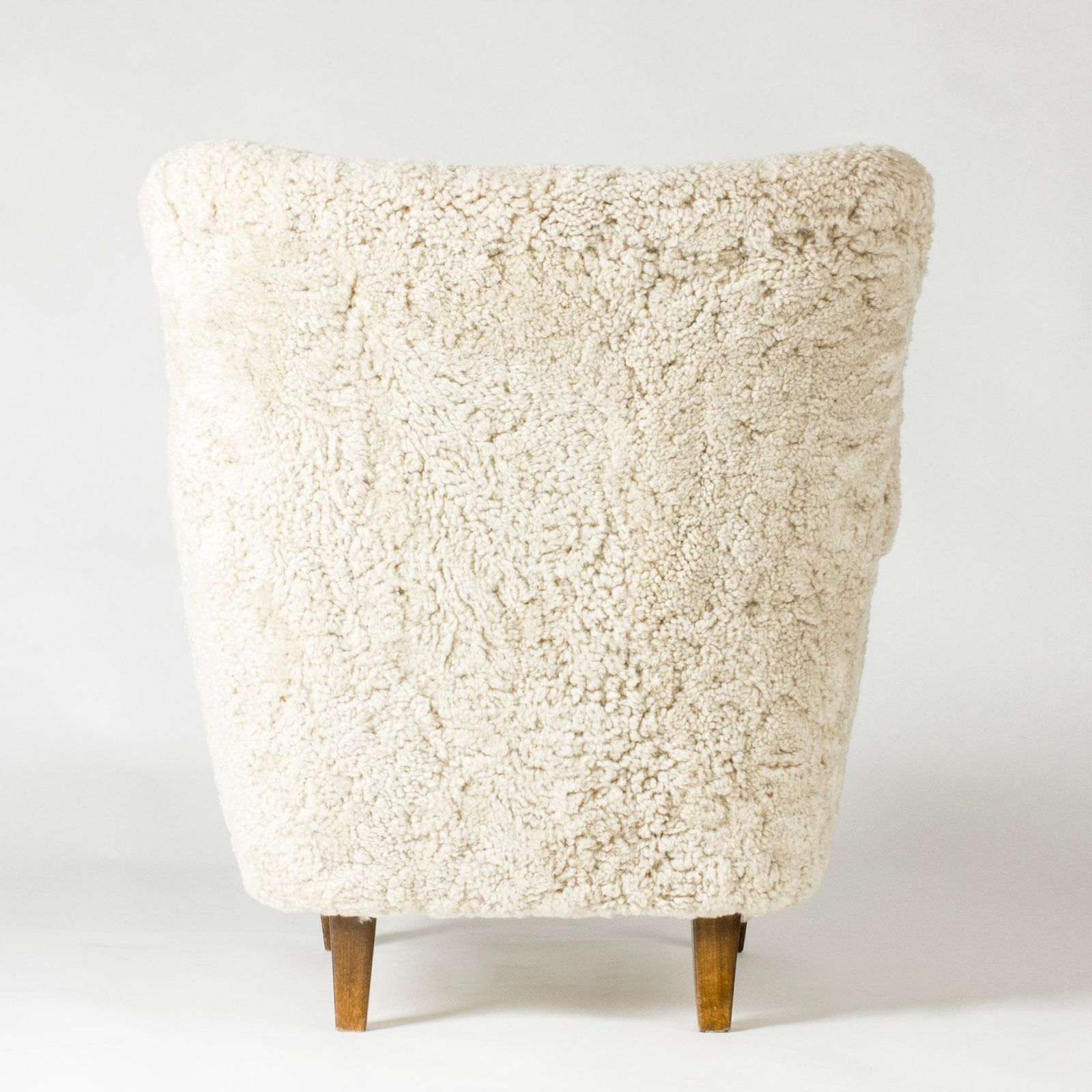 Fauteuils lounge mid-century modern en peau de mouton, Suède, années 1940 photo vinterior