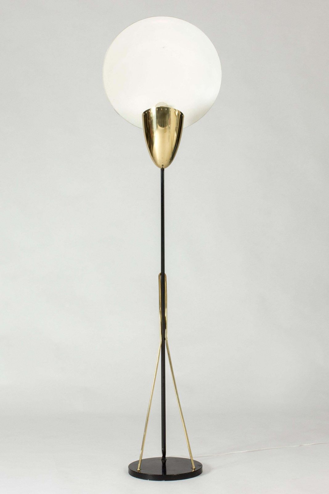 Lampadaire en métal laqué et laiton, par Svend Aage Holm Sørensen, Danemark photo furniture