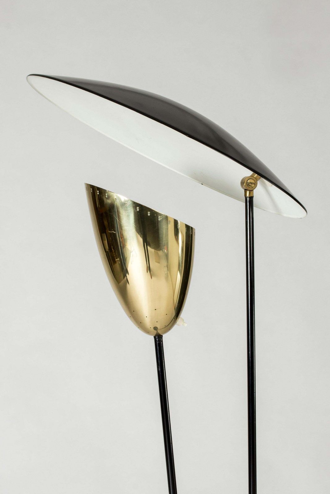 Lampadaire en métal laqué et laiton, par Svend Aage Holm Sørensen, Danemark photo vintage