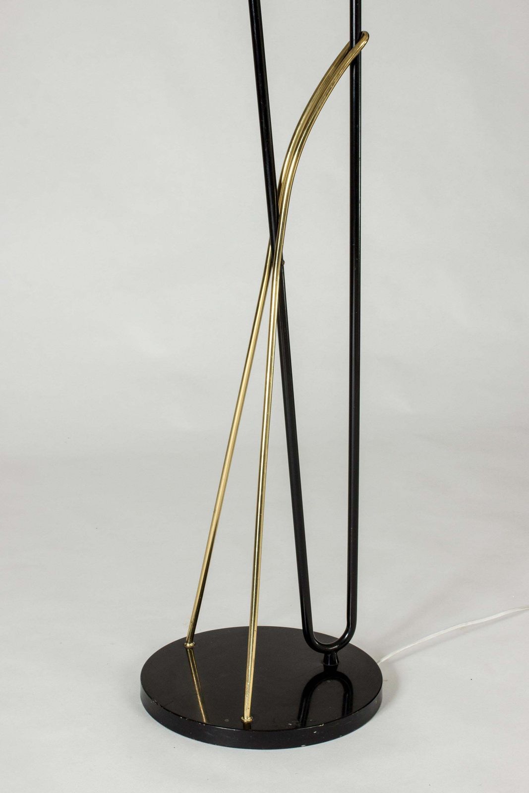 photo furniture Lampadaire en métal laqué et laiton, par Svend Aage Holm Sørensen, Danemark