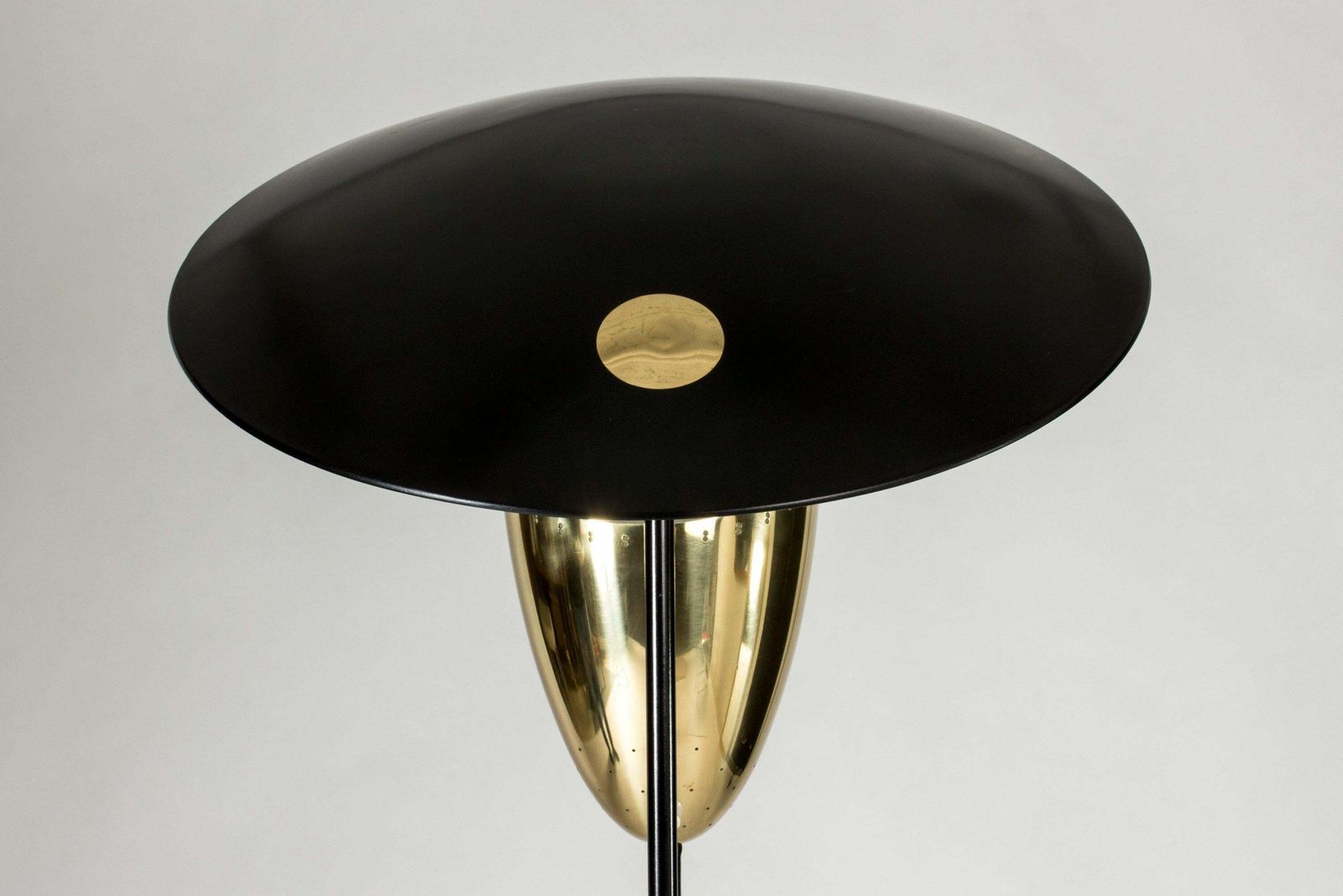 photo for sale Gelakt metalen vloerlamp met messing details van Svend Aage Holm Sørensen, Denemarken