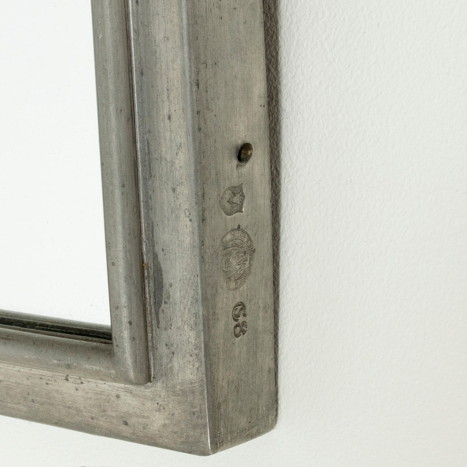 photo furniture Tinnen wandspiegel van Thorwald Alef, Svenskt Tenn, 1929
