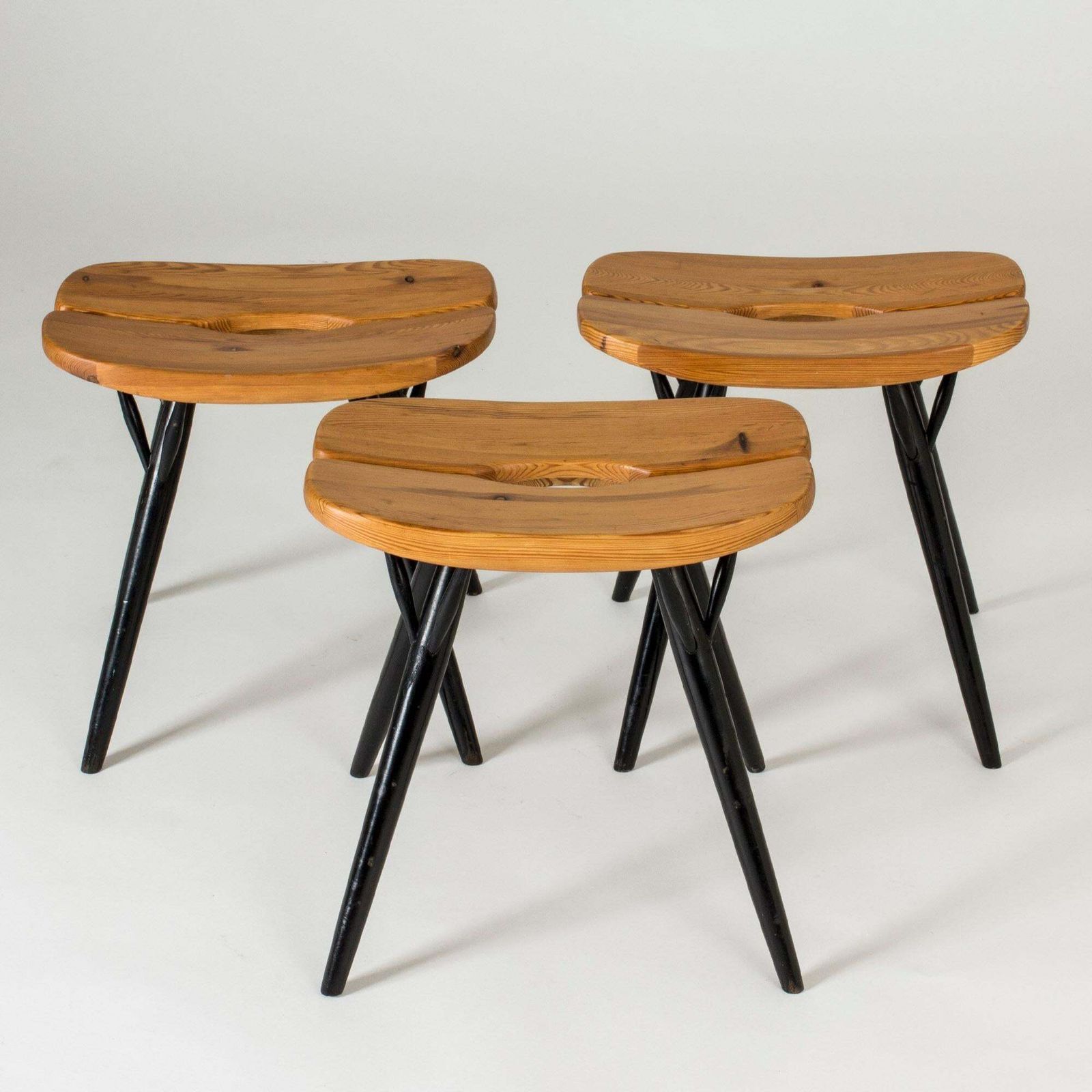 Set van drie "Pirkka" krukken van Ilmari Tapiovaara, Artek, Finland, ca. jaren 1950 photo furniture