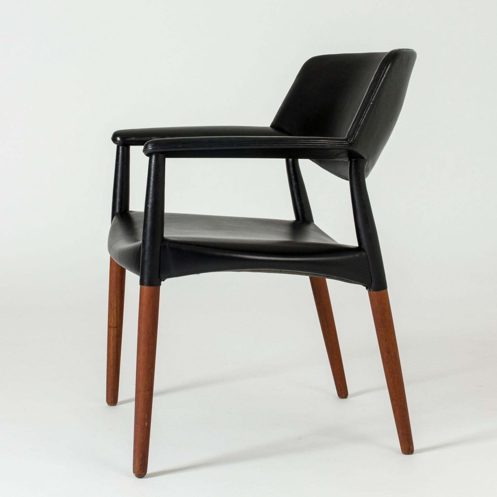 Midcentury Leather Armchair By Ejnar Larsen & Aksel Bender Madsen For Willy Beck photo for sale