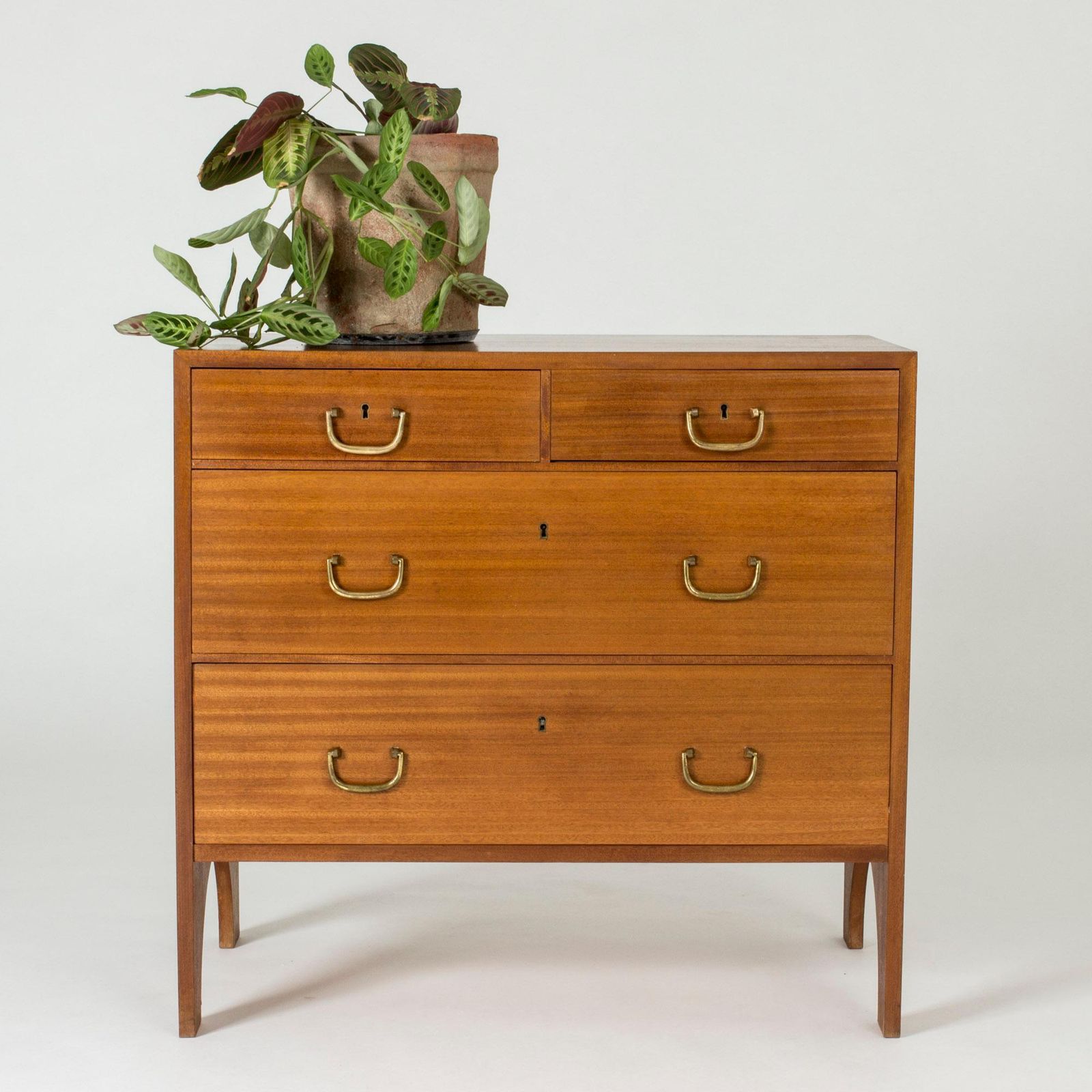 Mahonie en messing ladekast van Josef Frank voor Svenskt Tenn, Zweden photo furniture