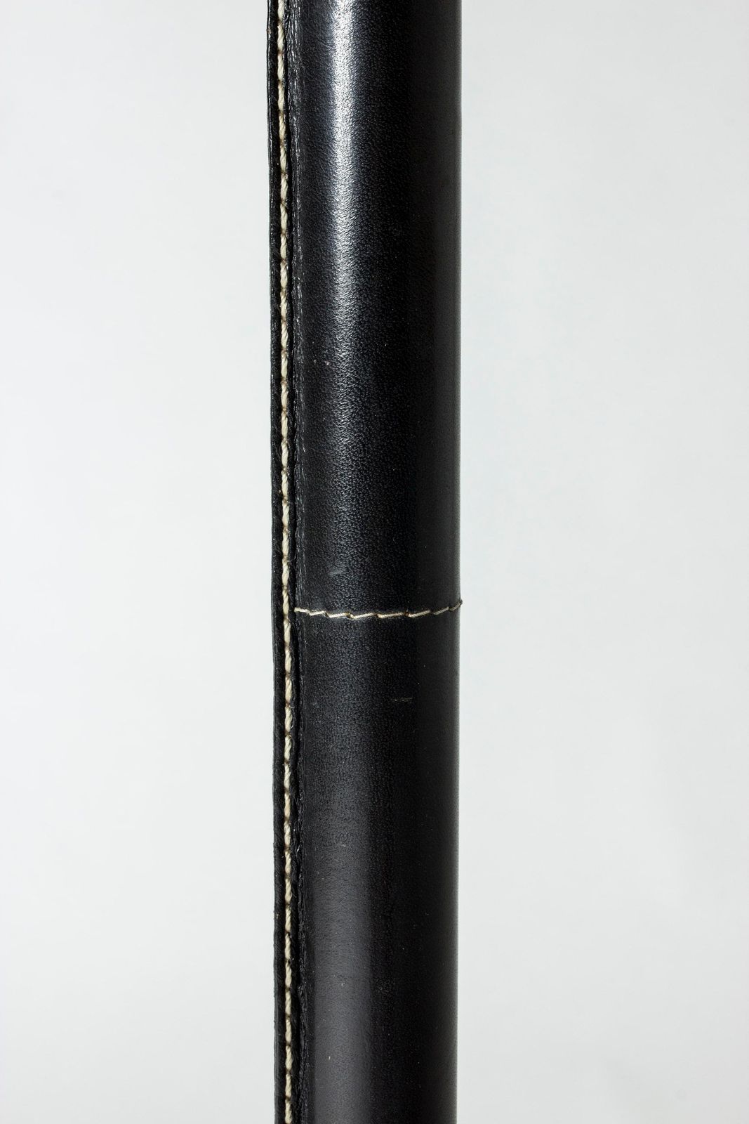 Mid-Century Modern vloerlamp van Bergboms, leer en messing, ca. jaren 1950 photo vinterior