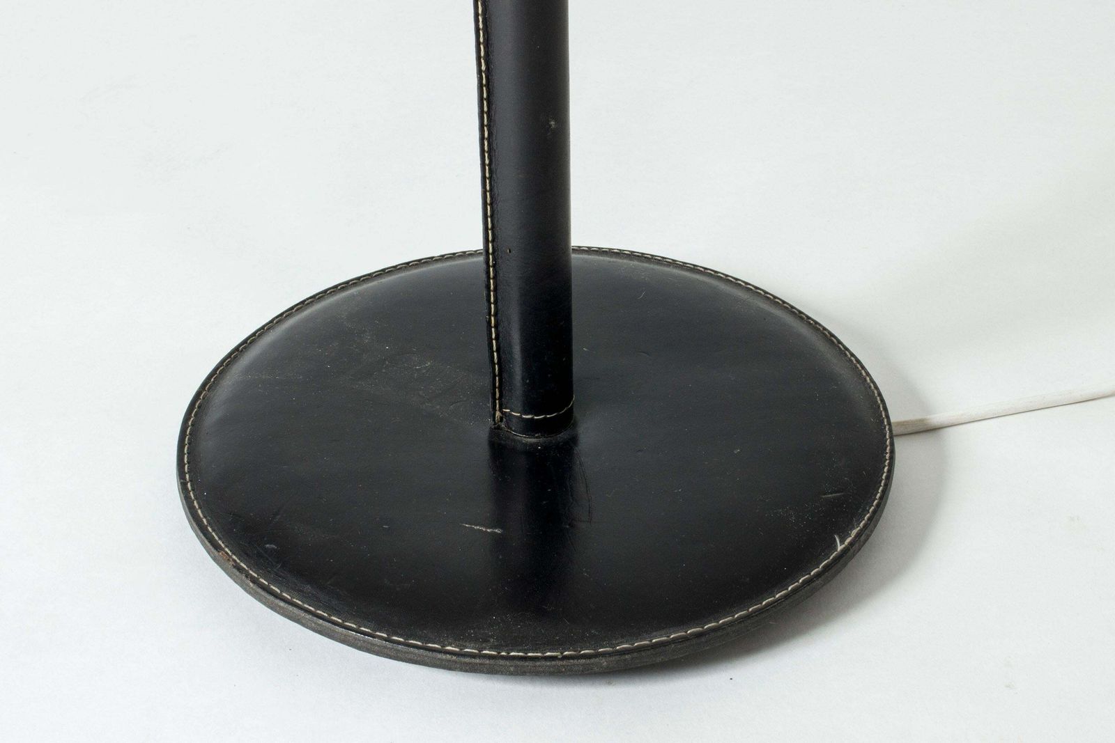 Lampadaire mid-century modern Bergboms en cuir et laiton, années 1950 photo vintage