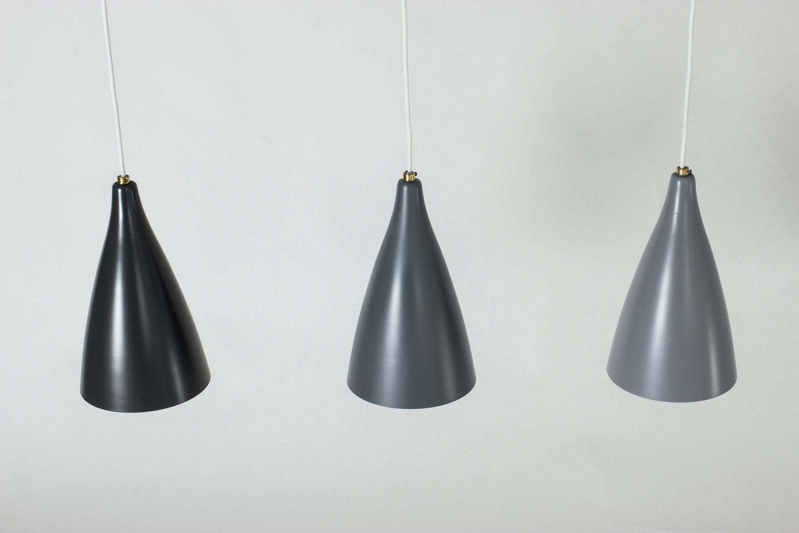 Ensemble de trois lampes de plafond en métal laqué de Böhlmarks photo Luminaires