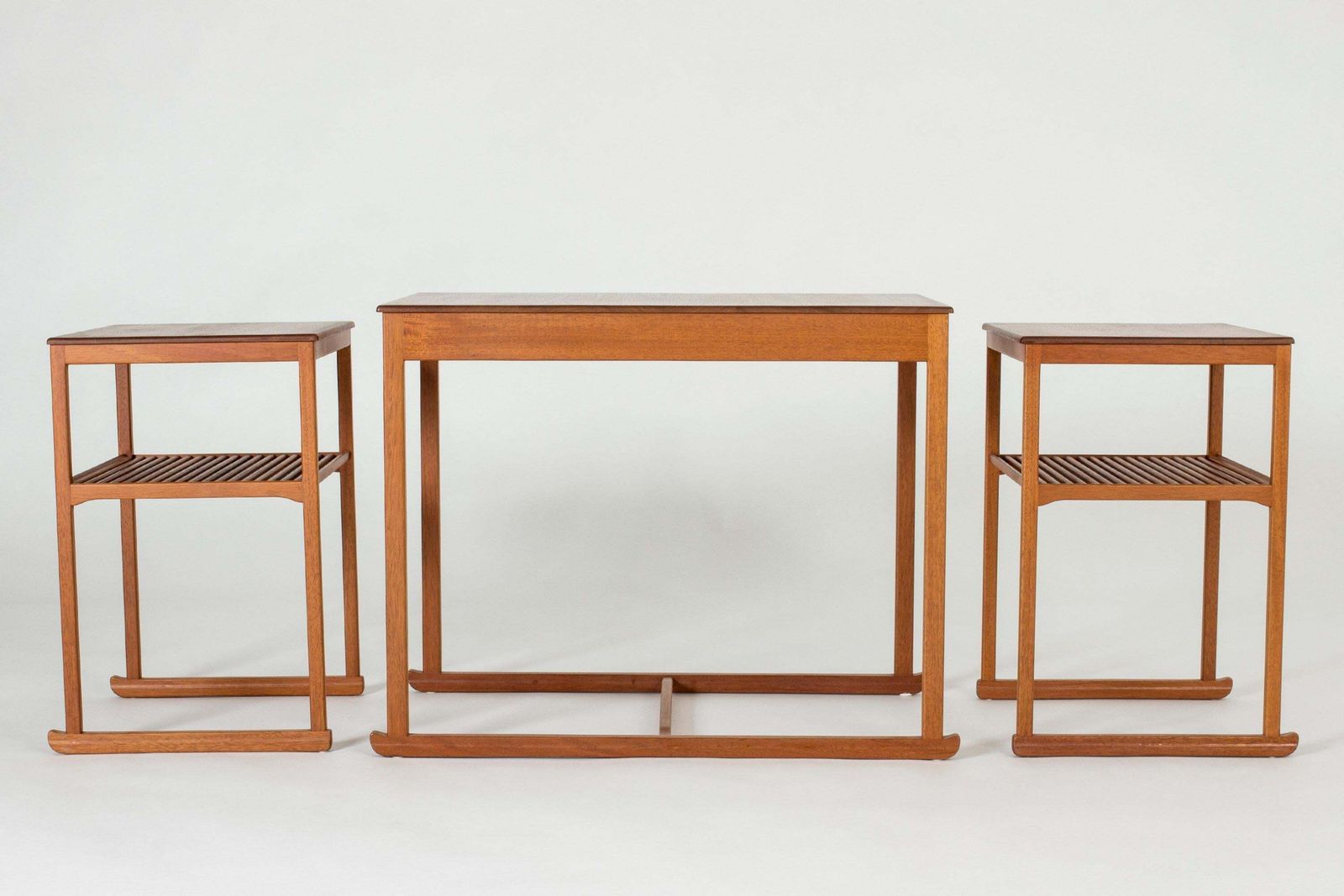 Table gigogne Teak « Sladen » « The Sled » par Carl Malmsten, Suède photo for sale