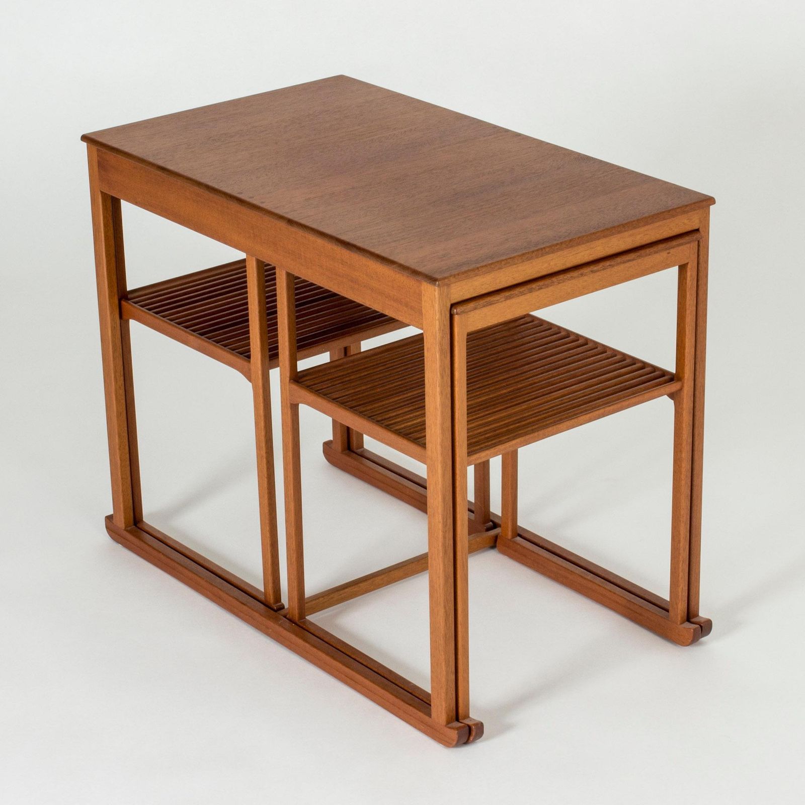 Table gigogne Teak « Sladen » « The Sled » par Carl Malmsten, Suède photo Mobilier