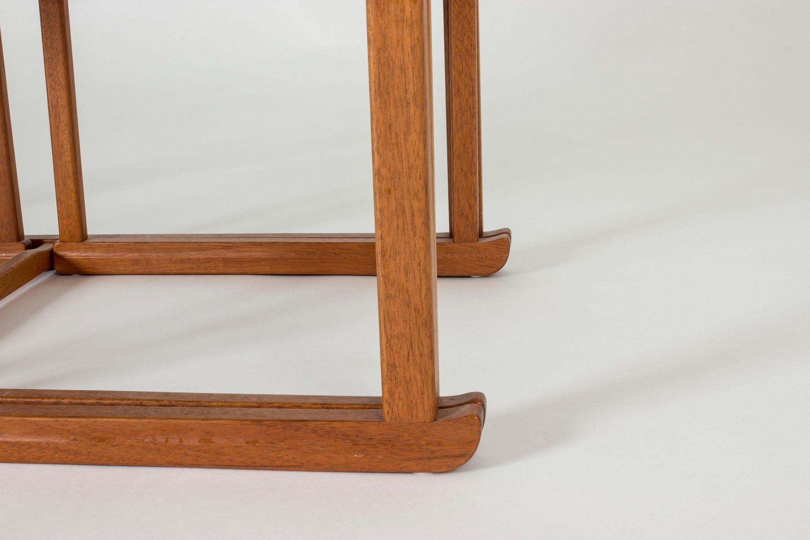 photo furniture Table gigogne Teak « Sladen » « The Sled » par Carl Malmsten, Suède