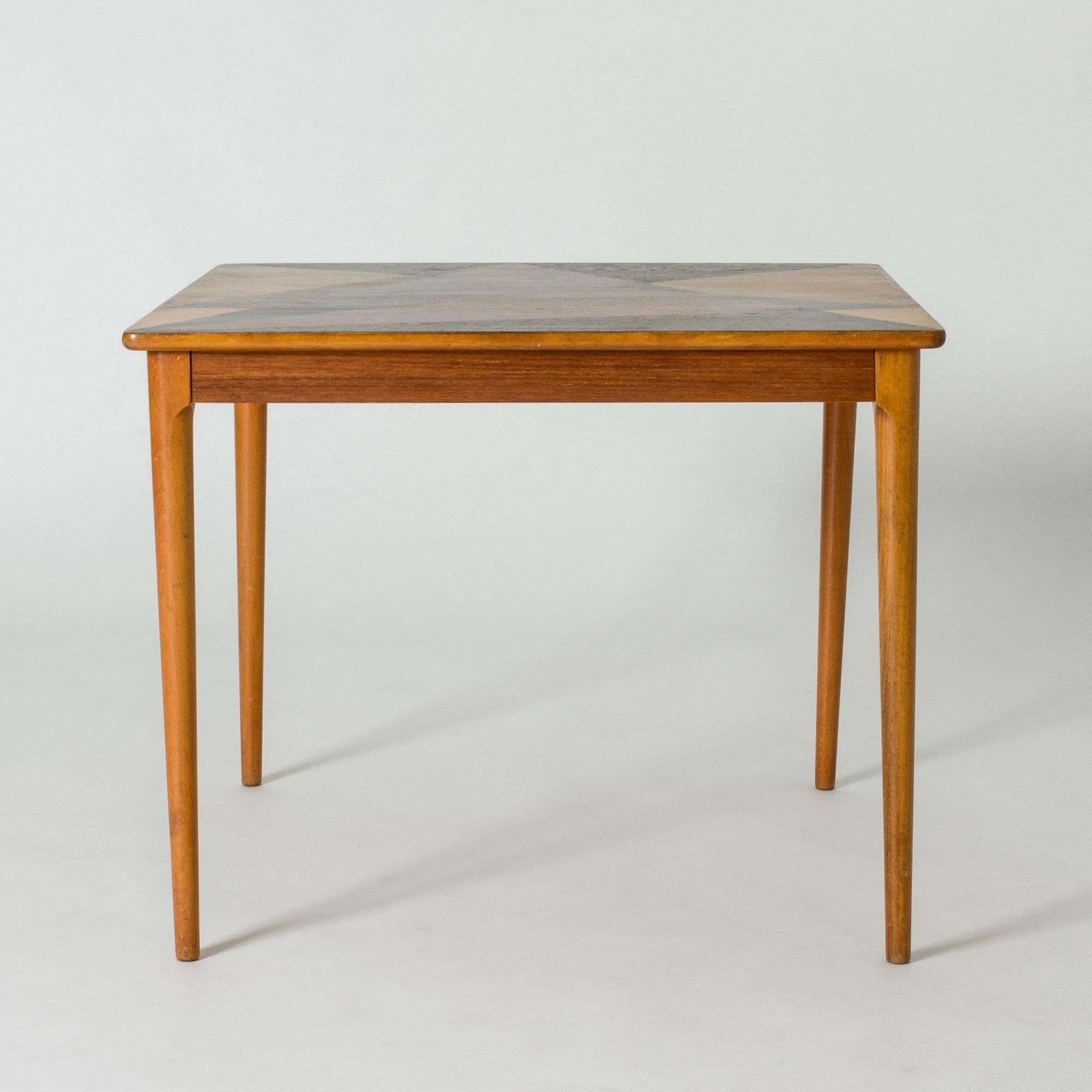 Table d'appoint suédoise mid-century en teck avec incrustation de bois, années 1950 photo for sale
