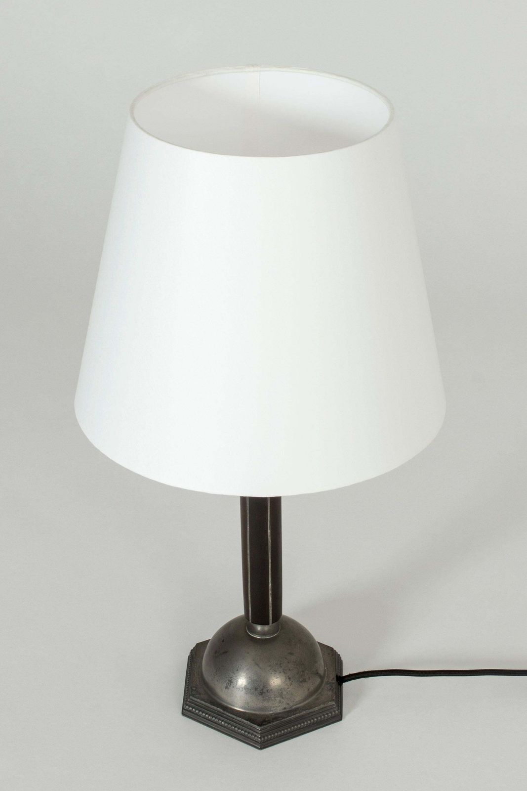 Tafellamp van tin en ebbenhout, C. G. Hallberg photo furniture