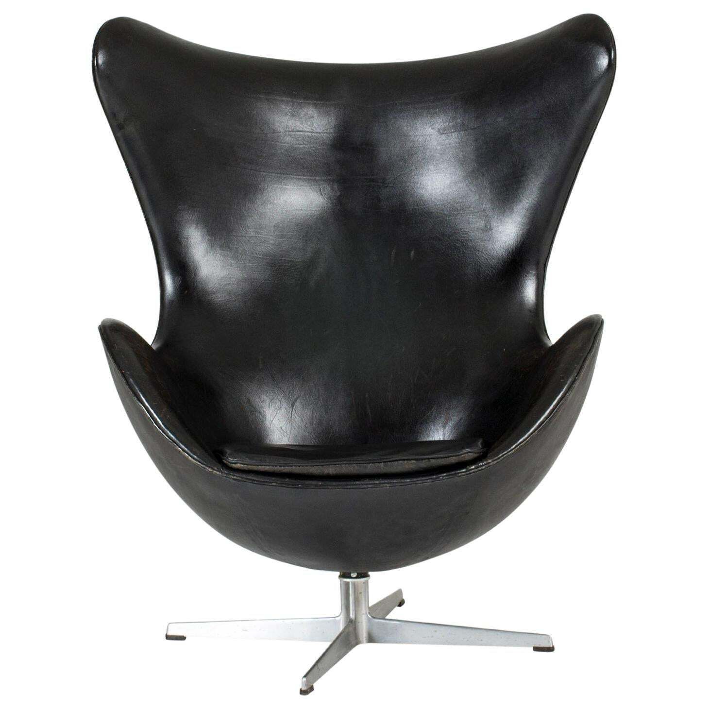 Fauteuil Egg Arne Jacobsen en cuir noir, design scandinave