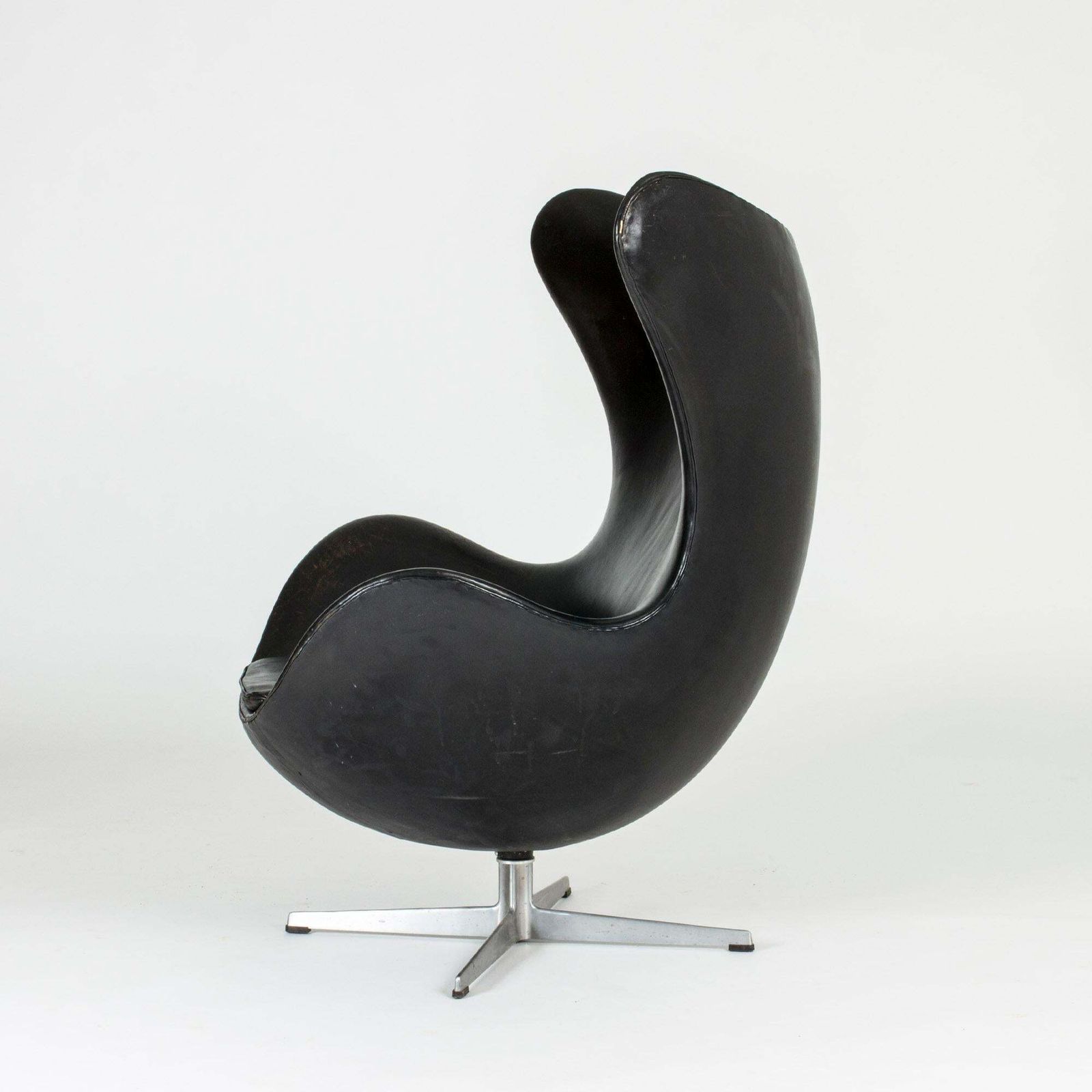 Fauteuil Egg Arne Jacobsen en cuir noir, design scandinave photo for sale