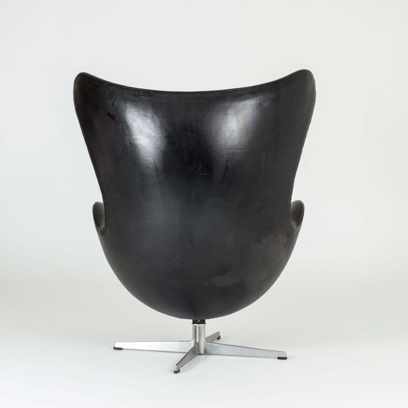 Arne Jacobsen Egg Lounge Chair, Black Leather, Scandinavian Design photo Furniture