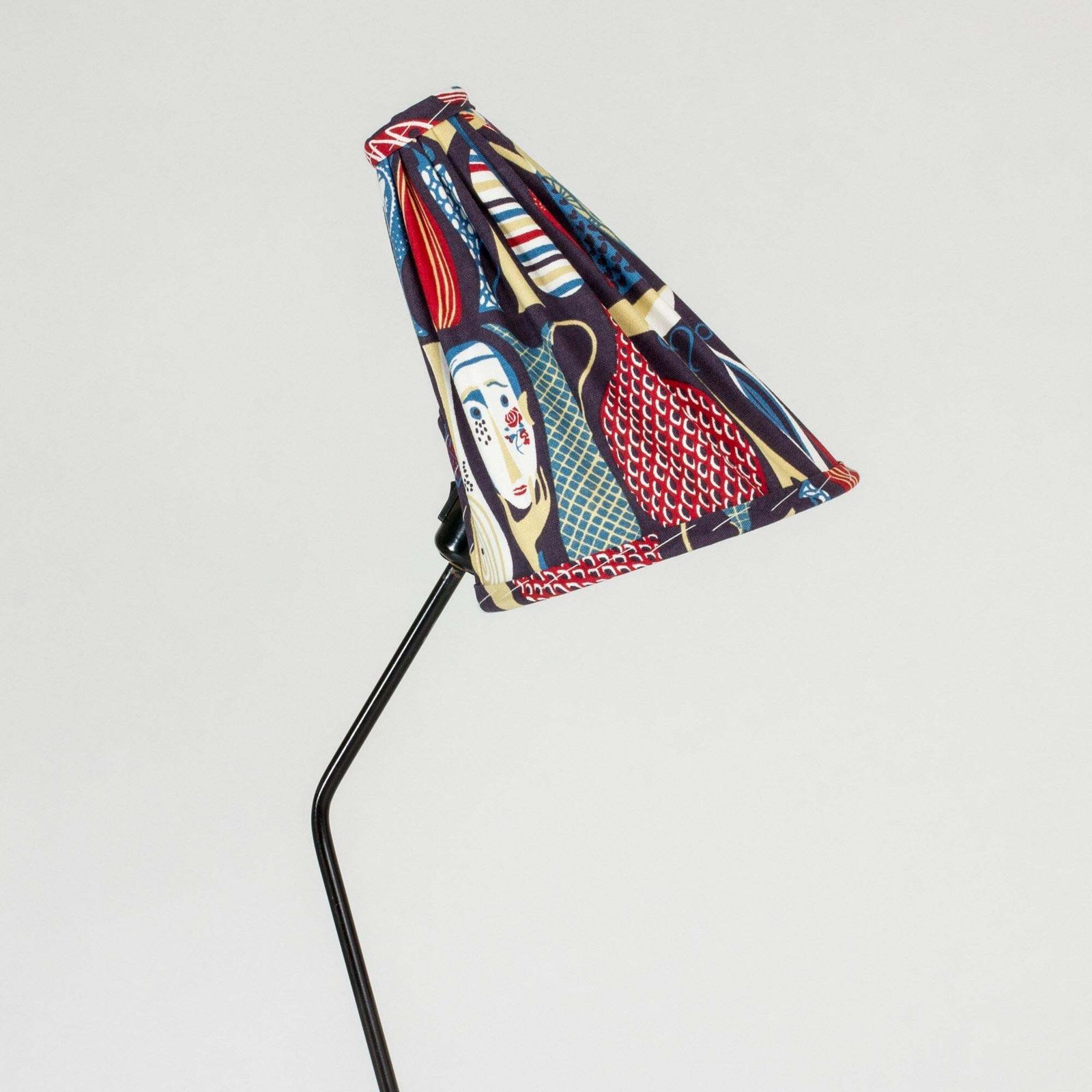 Giraffe vloerlamp van Hans Bergström, zwart metaal en stof, ca. jaren 1950 photo Verlichting