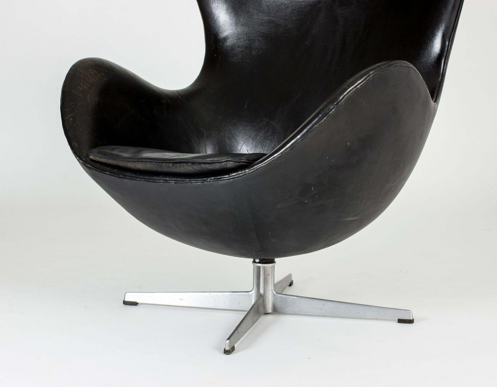Fauteuil Egg Arne Jacobsen en cuir noir, design scandinave photo buy