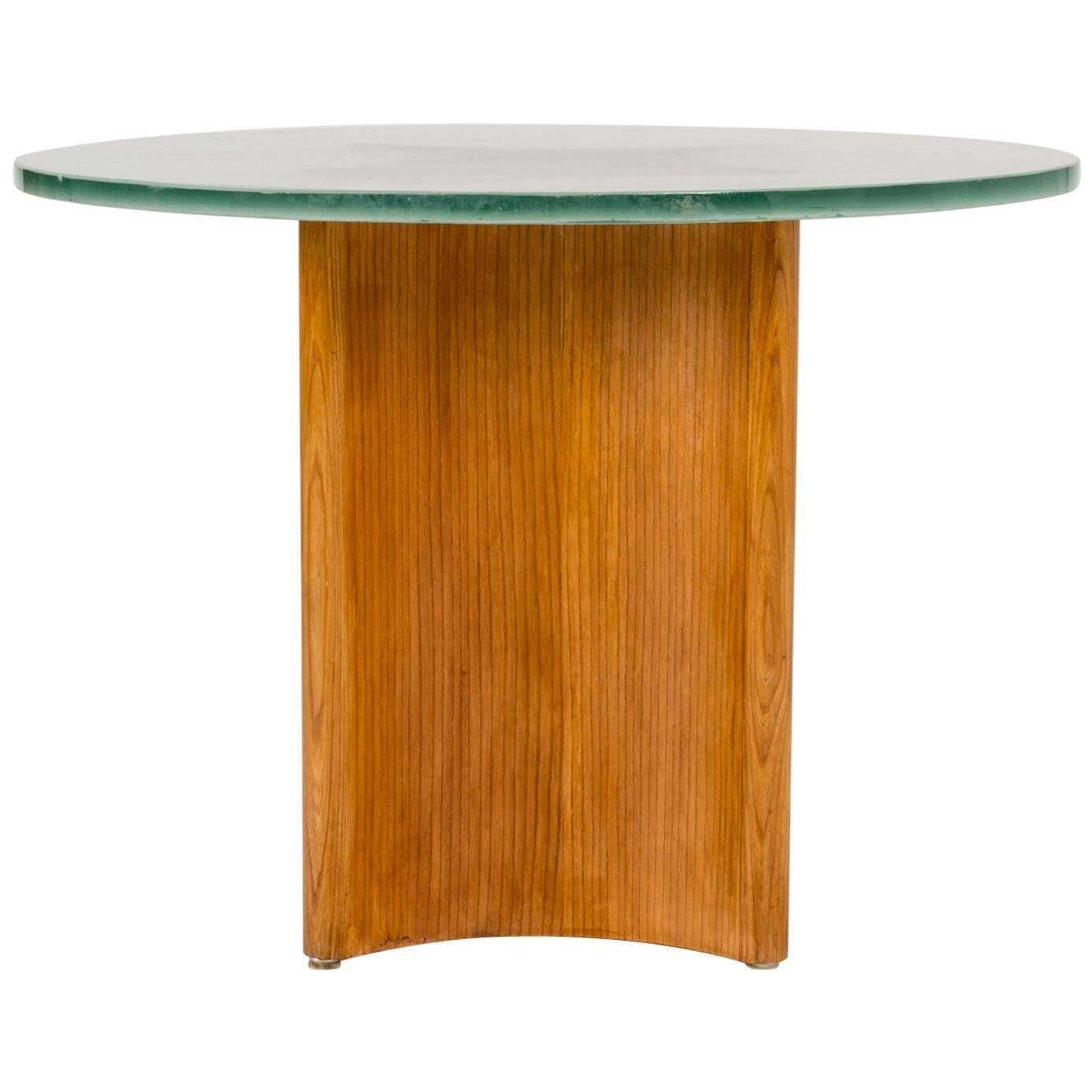 Table basse suédoise, années 1940, plateau en verre dépoli et pied central en bois