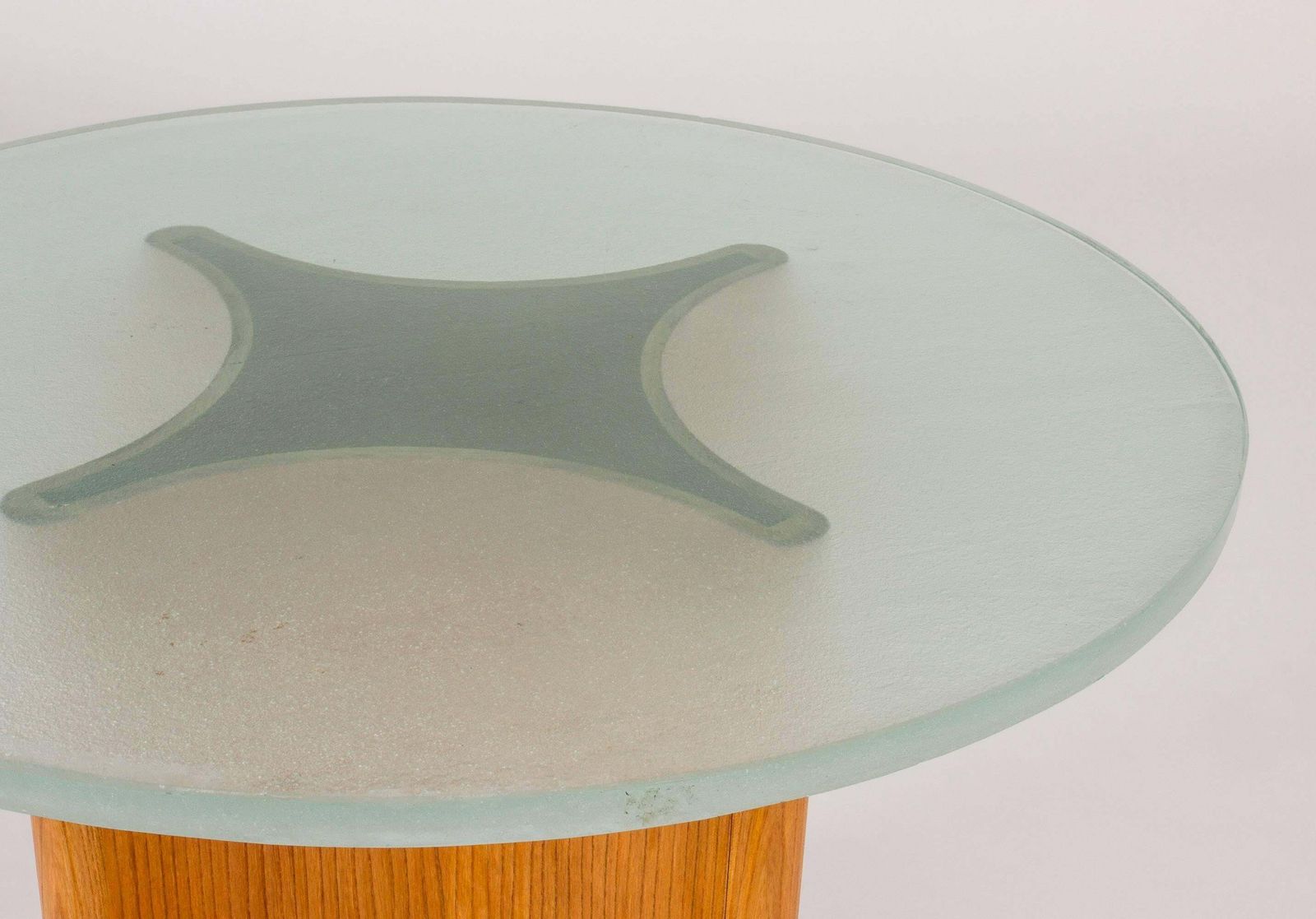 Zweeds glazen salontafel ca. jaren 1940 met matglazen blad en houten voet photo Meubels