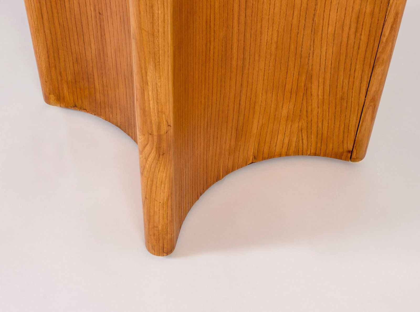 Table basse suédoise, années 1940, plateau en verre dépoli et pied central en bois photo buy