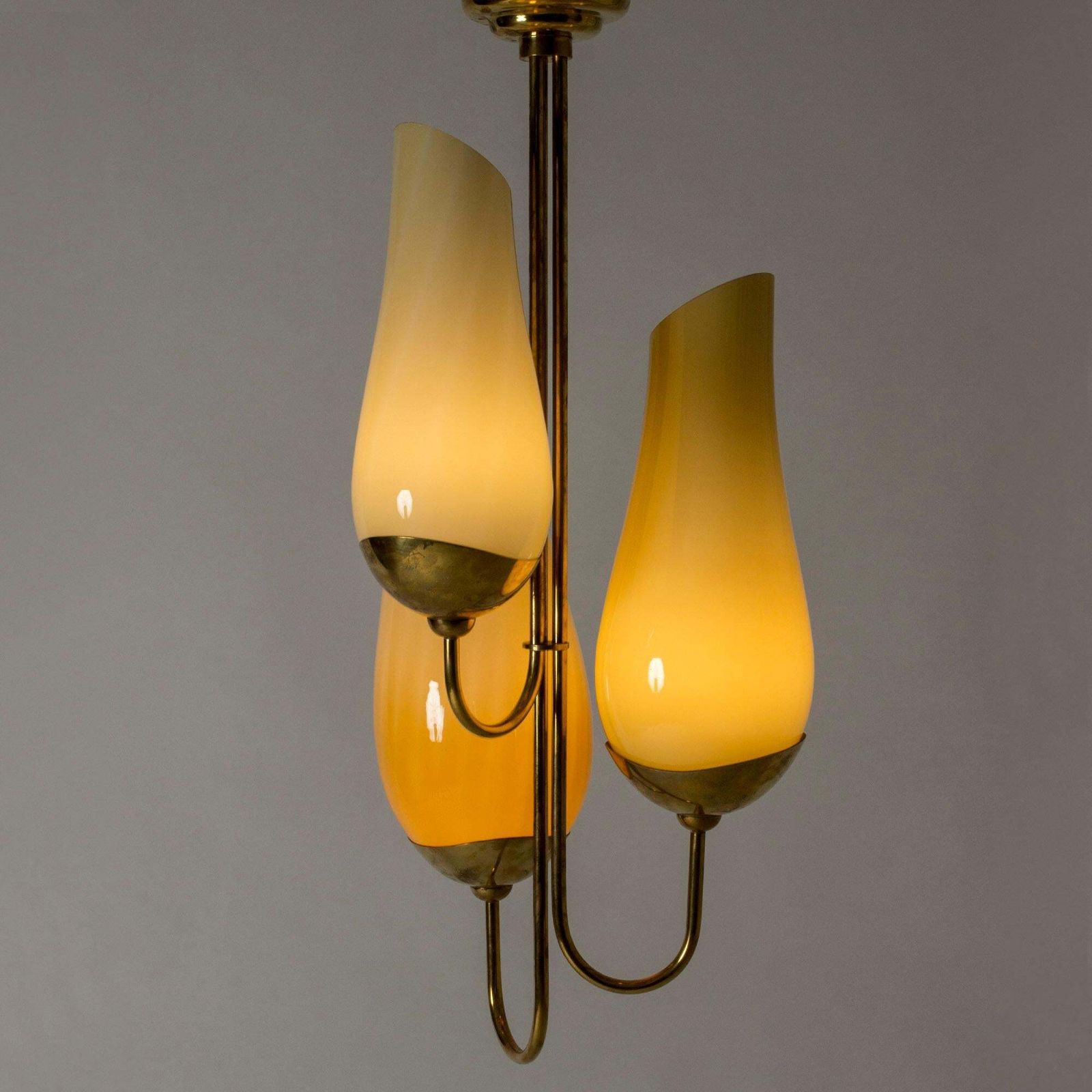 Messing en glazen kroonluchter van Paavo Tynell en Gunnel Nyman voor Taito Oy, jaren 1940 photo furniture