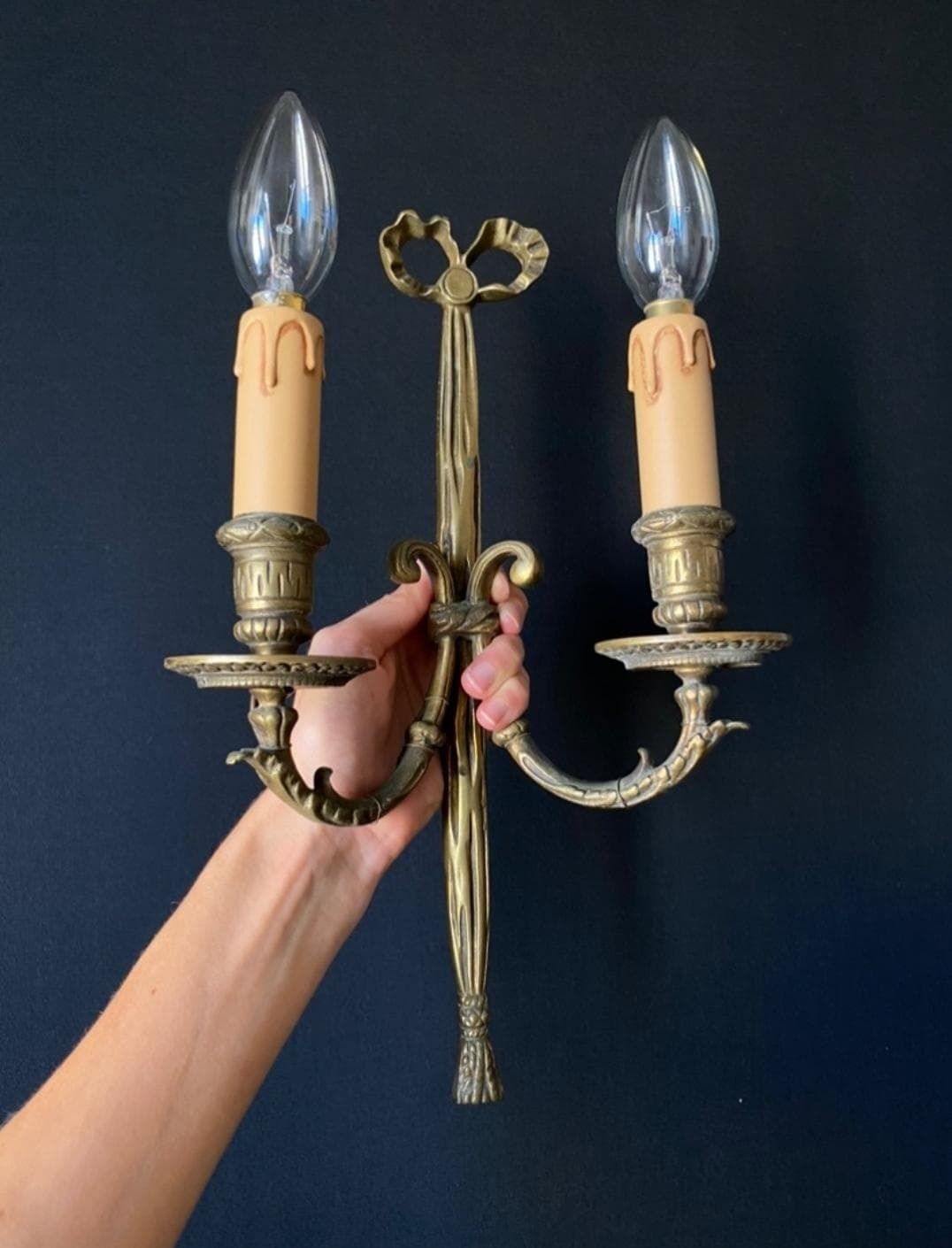 Verlichting Een fraai paar antieke wandlampen. photo
