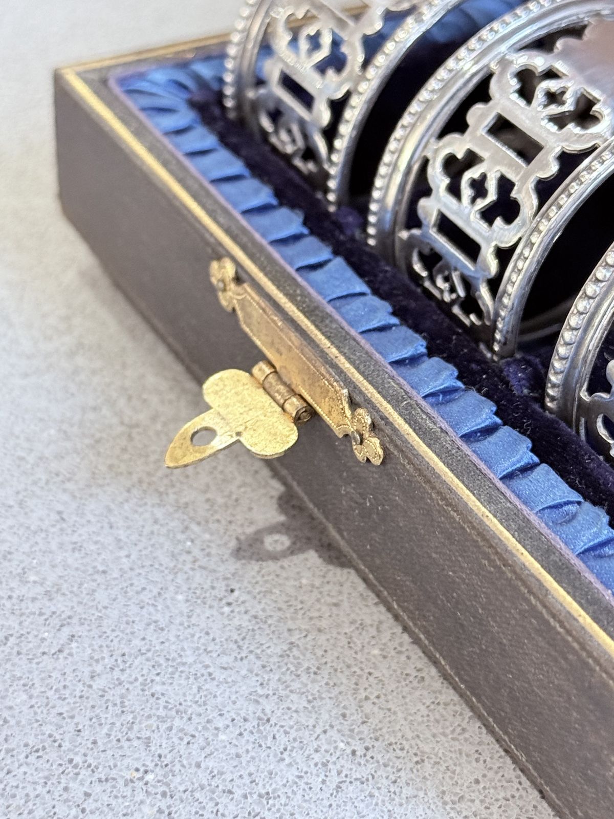 Ensemble de 6 ronds de serviette anglais en argent, écrin d'origine, décor Art déco photo vinterior