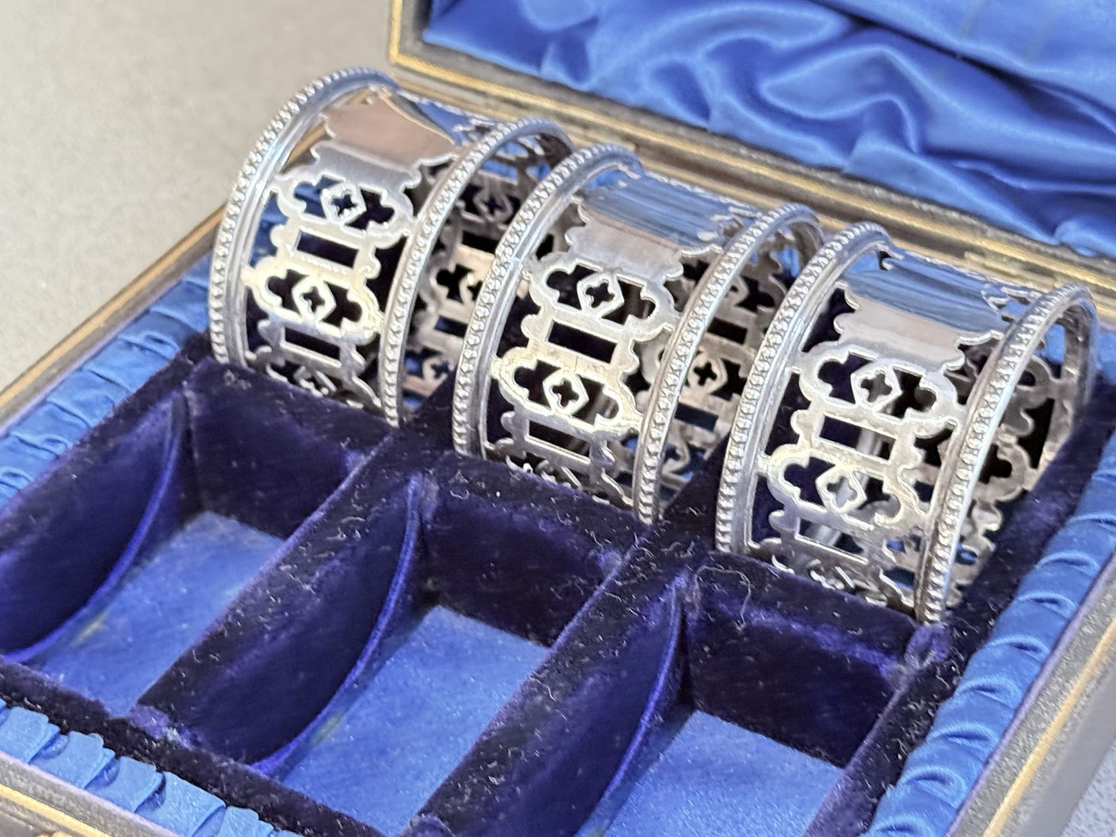 Ensemble de 6 ronds de serviette anglais en argent, écrin d'origine, décor Art déco photo vintage