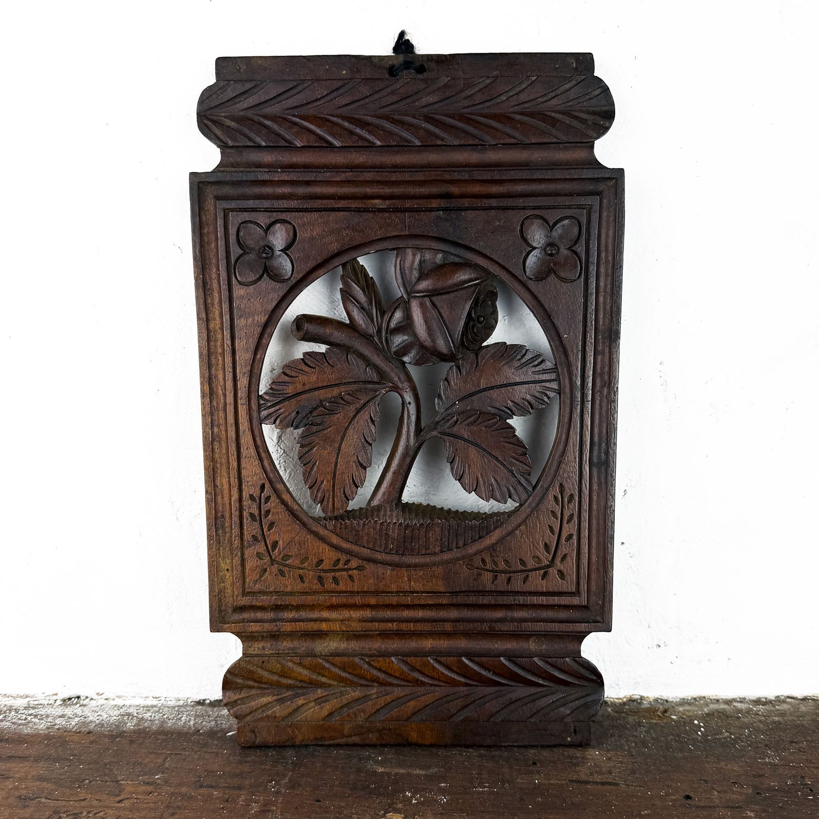 Antiek Frans gesneden houten paneelfragment met rozenmotief, architecturaal sloopmateriaal