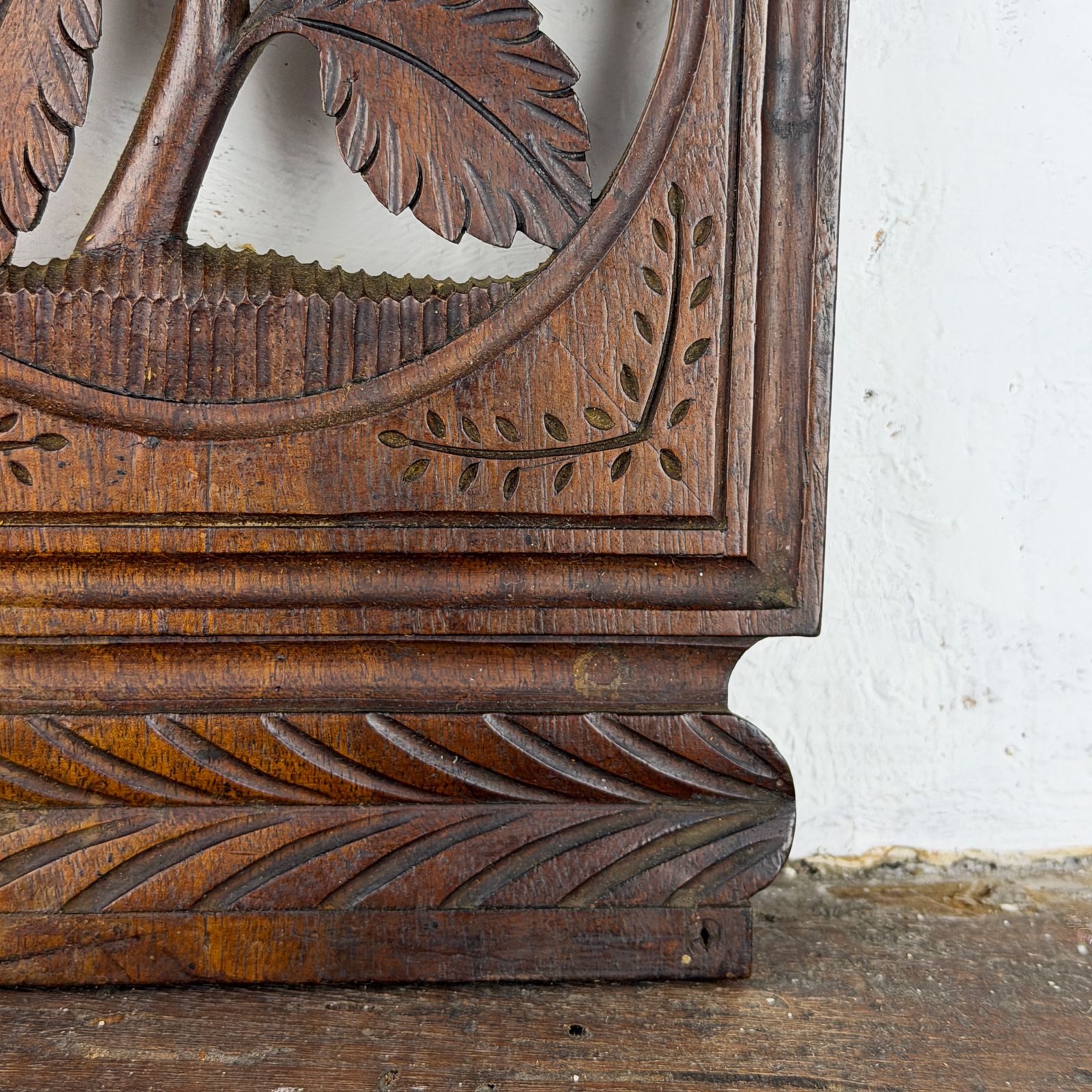 Antiek Frans gesneden houten paneelfragment met rozenmotief, architecturaal sloopmateriaal photo furniture